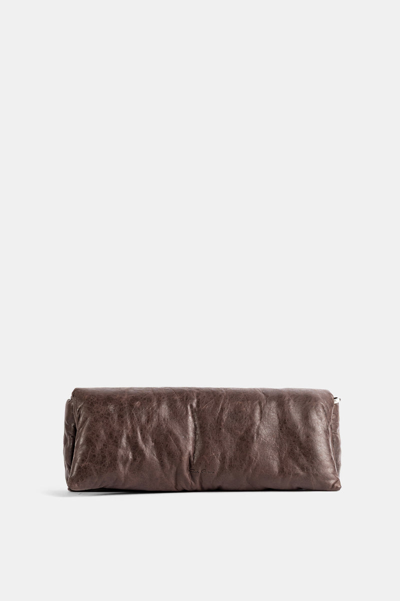 Rick Owens Soft Clutch aus braunem Knautschleder, weiches Volumen und minimalistische horizontale Silhouette
