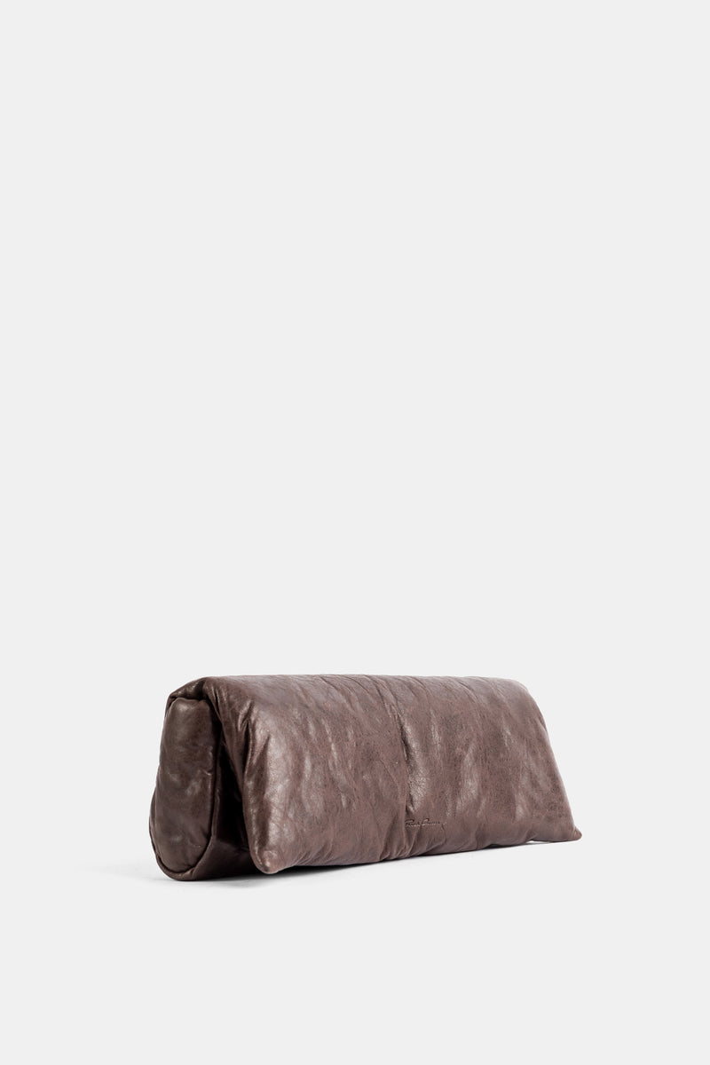Rick Owens Soft Clutch Dreiviertelansicht, schokoladenbraunes Knautschleder mit matten Reflexen und Falten