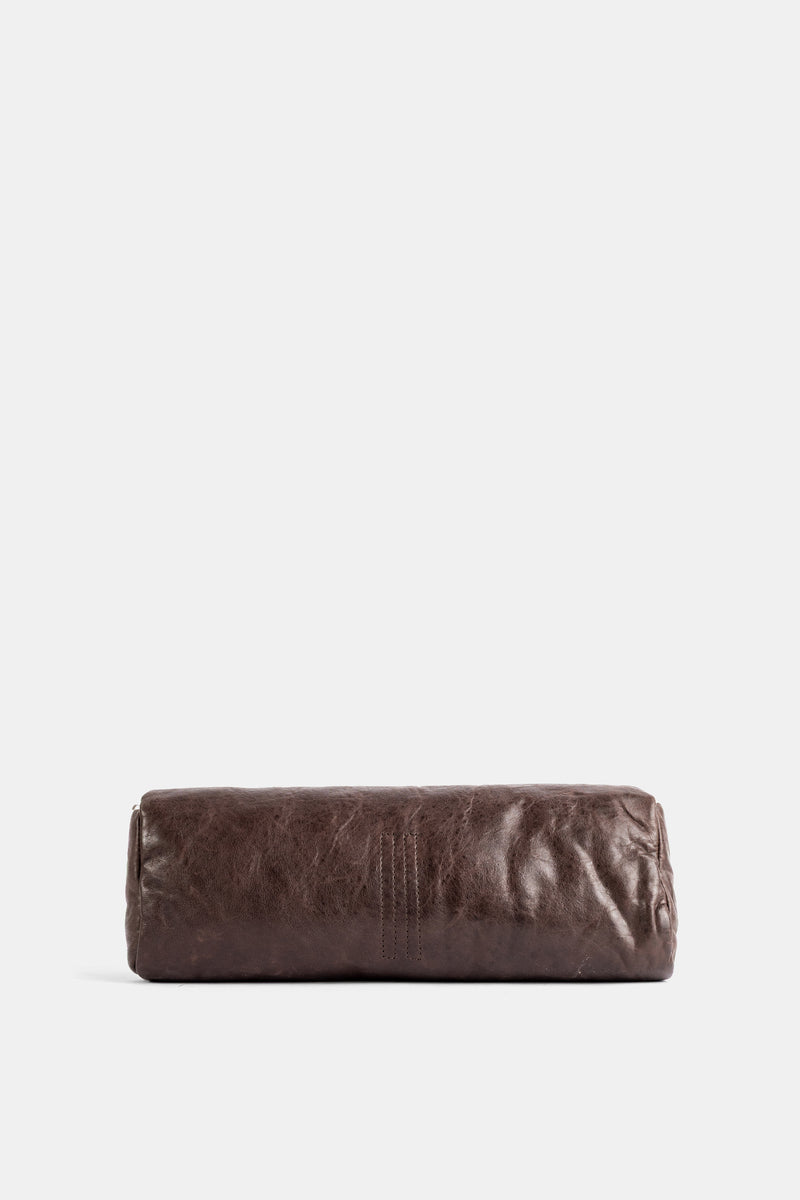 Rick Owens Soft Clutch Rückansicht, dunkelbraunes gealtertes Leder, dezente Ziernähte und natürlicher Knautscheffekt