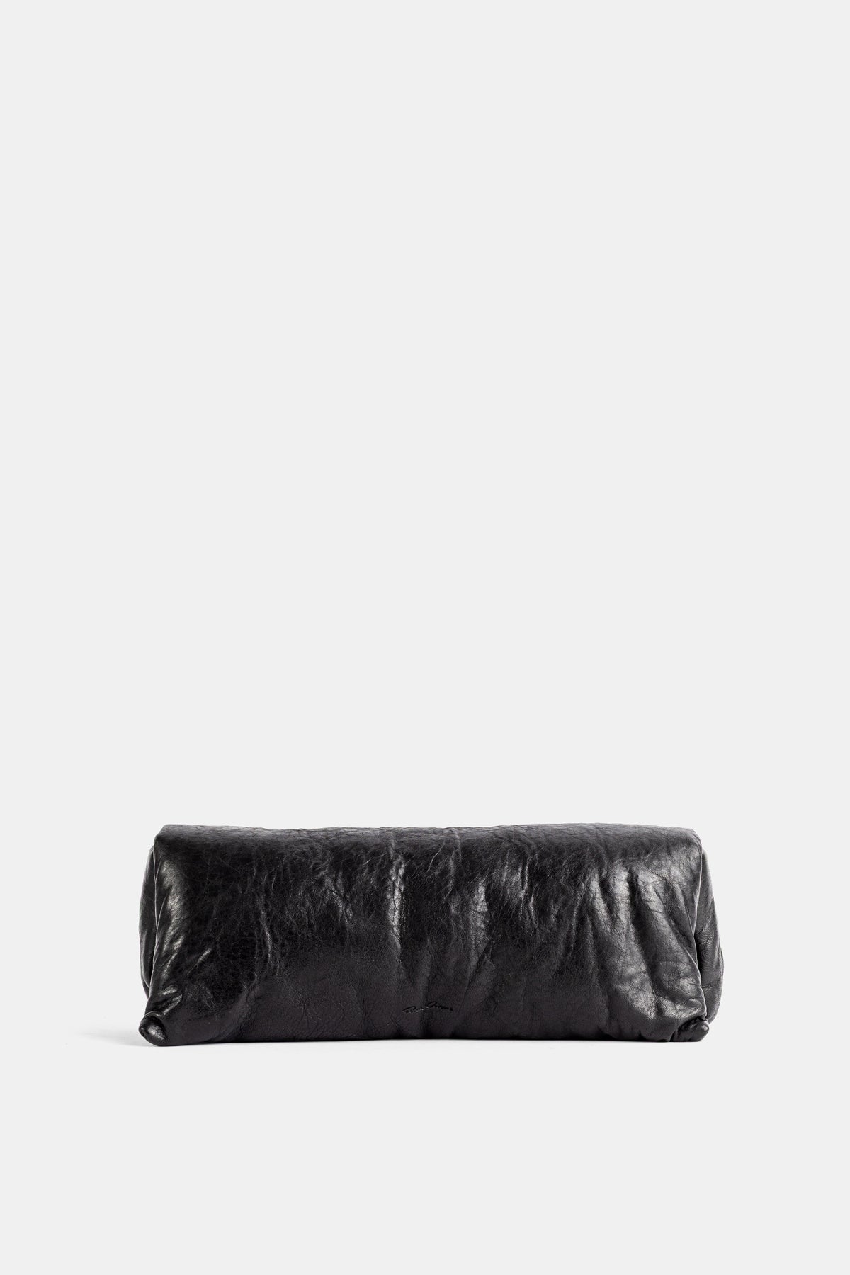 Schwarze Rick Owens Soft Clutch aus feinem Knautschleder, zylindrische Silhouette mit markantem Volumen.