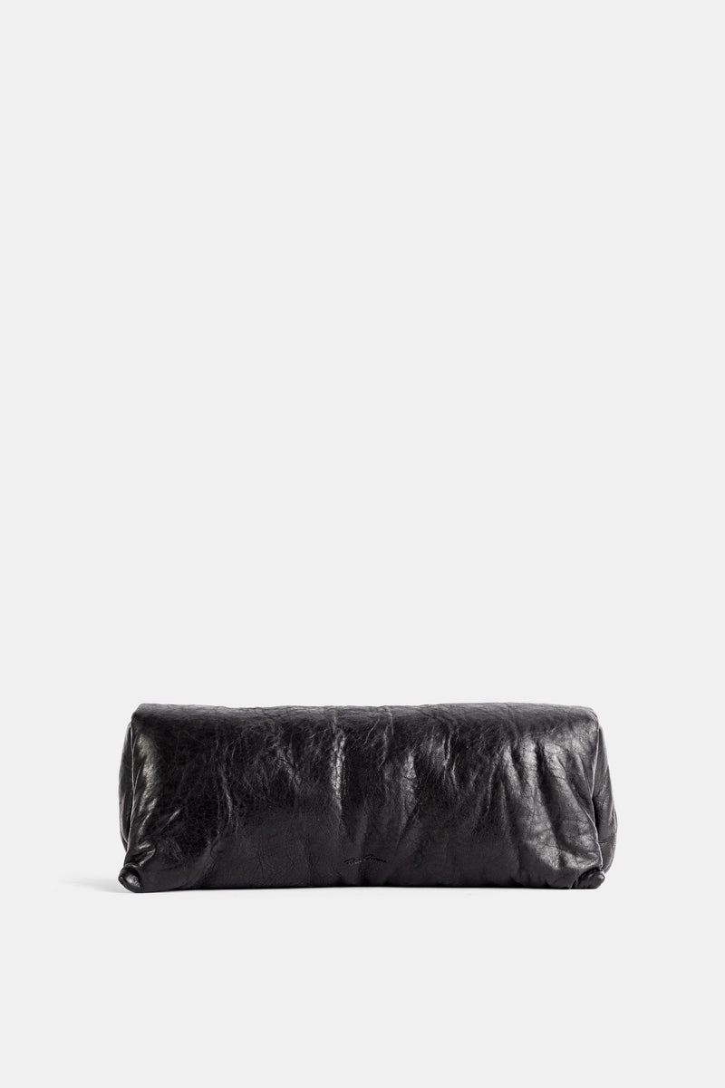 Schwarze Rick Owens Soft Clutch aus feinem Knautschleder, zylindrische Silhouette mit markantem Volumen.