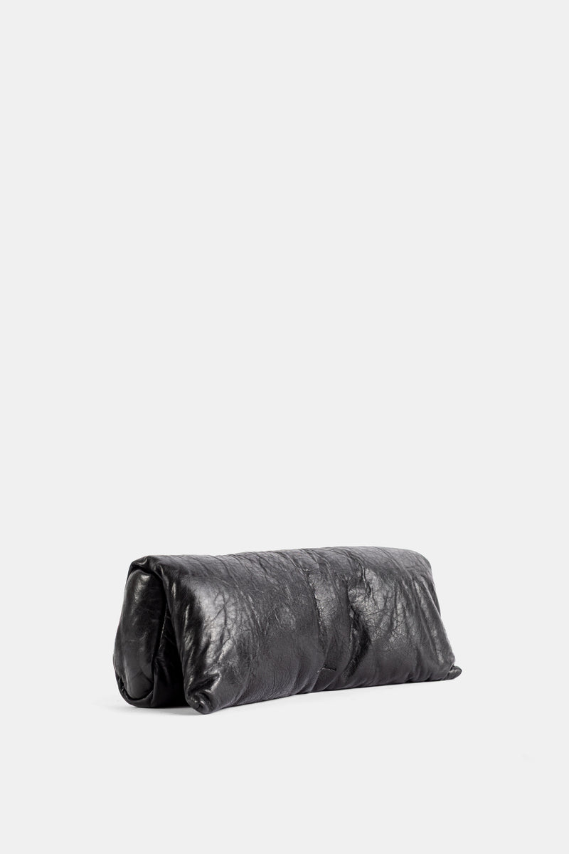 Dreiviertelansicht der Rick Owens Soft Clutch aus glänzendem, schwarzem Knautschleder mit edlen Reflexen.