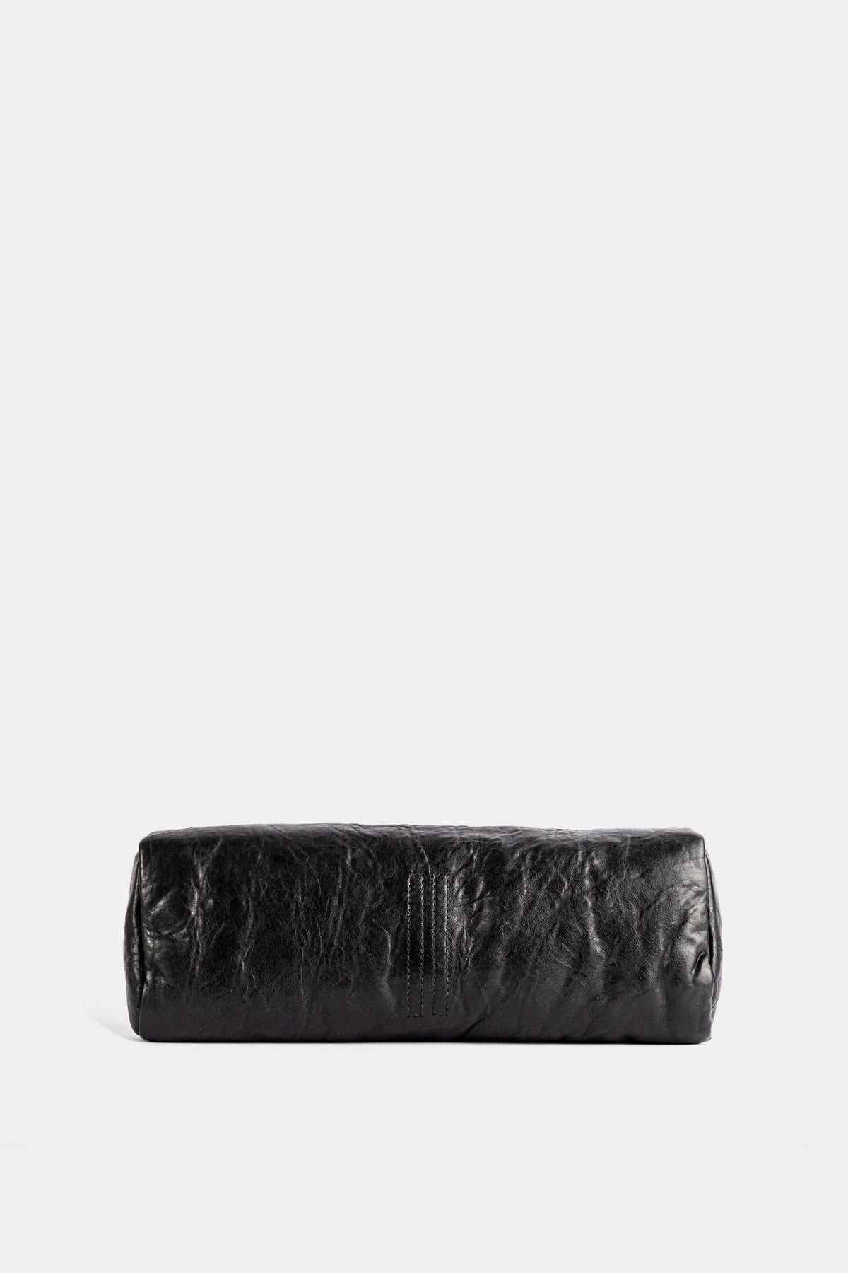 Bodenansicht der Rick Owens Soft Clutch aus schwarzem Knautschleder, plissierte Textur und feine Nähte.