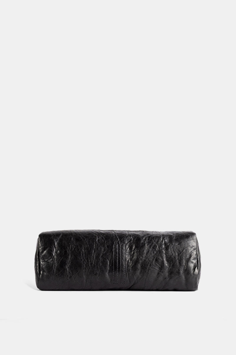 Bodenansicht der Rick Owens Soft Clutch aus schwarzem Knautschleder, plissierte Textur und feine Nähte.