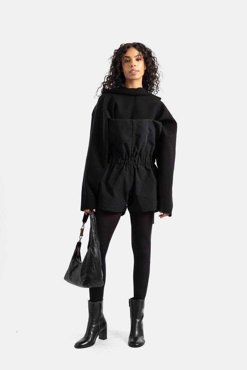 Schwarzer Rick Owens Damen-Playsuit getragen mit Leggings, Absatzstiefeletten und Hobo-Tasche aus Knautschleder