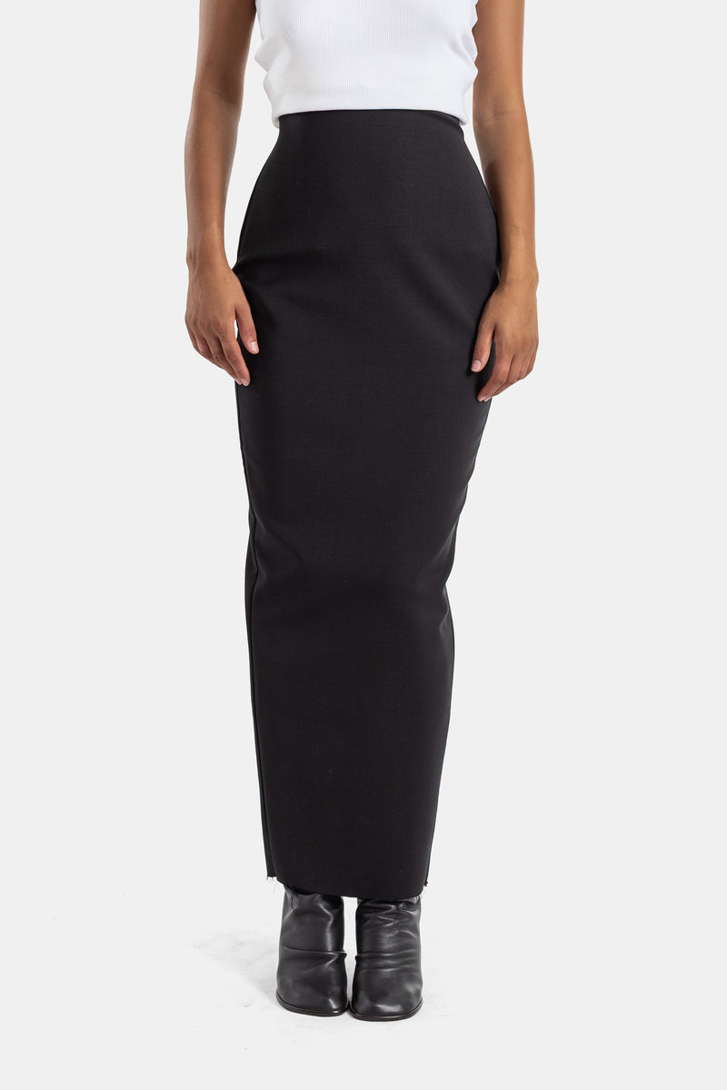 Gonna lunga Pillar a vita alta firmata Rick Owens, taglio a colonna nera in tessuto strutturato e coprente.