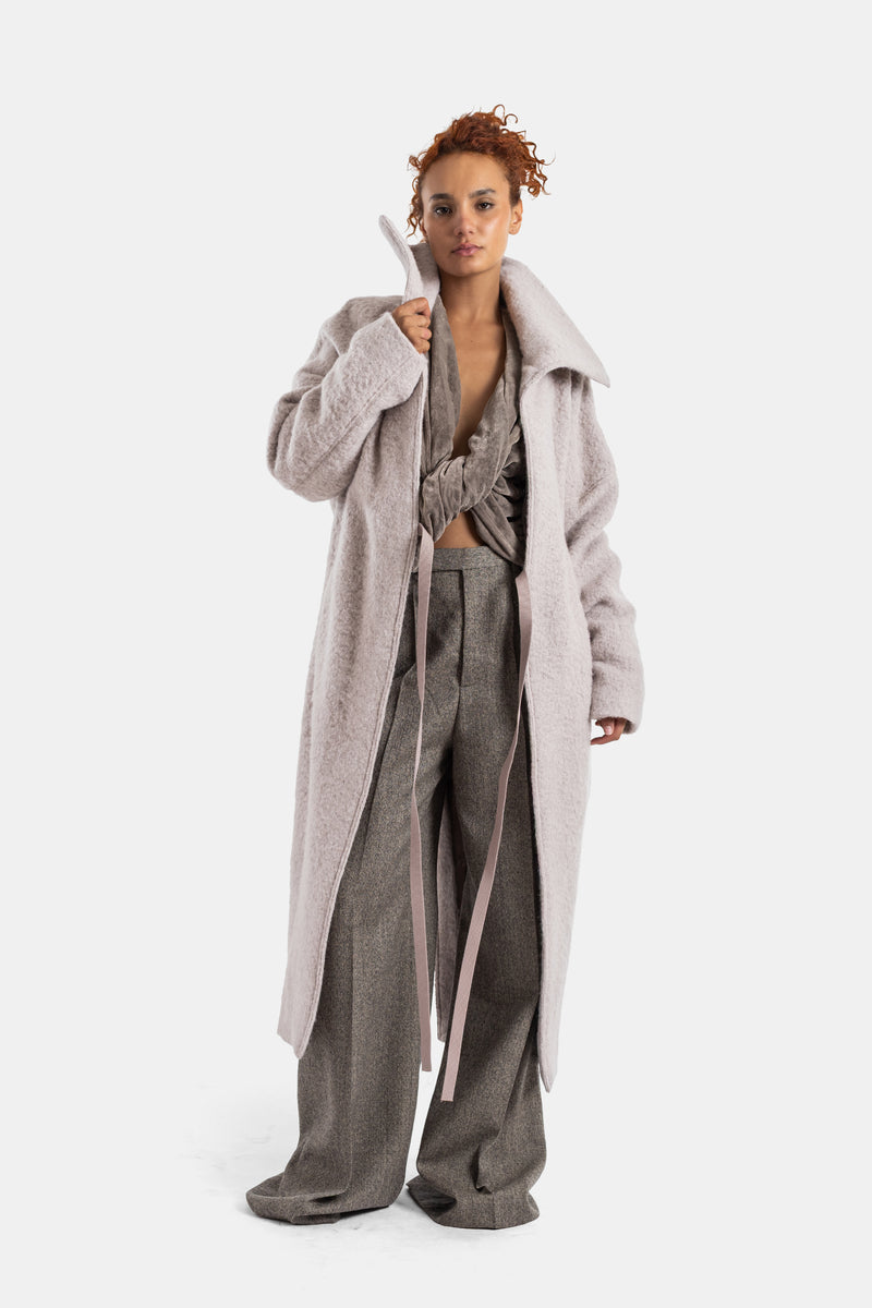 Pantalón de sastre gris jaspeado Rick Owens combinado con abrigo oversize beige y un crop top de terciopelo.