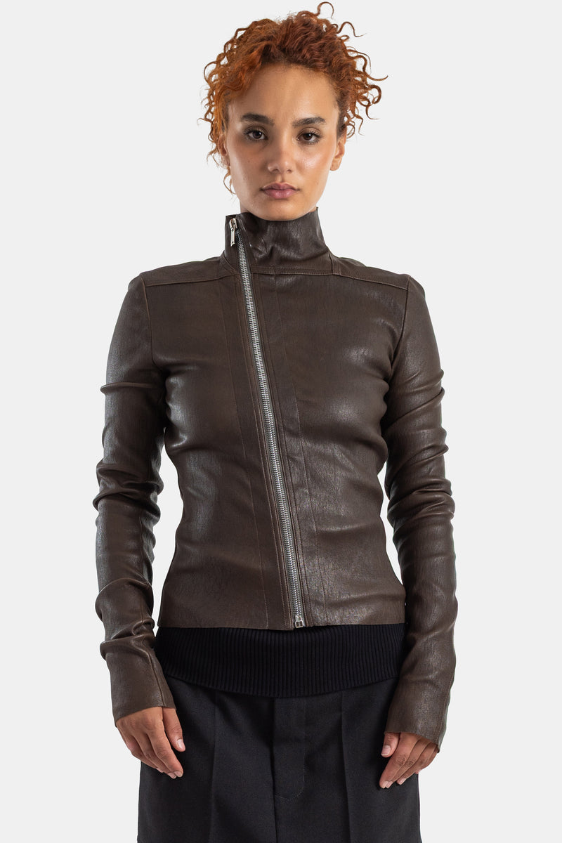 Giacca Rick Owens Gary sfiancata in pelle marrone collo alto zip asimmetrica taglio scultoreo donna