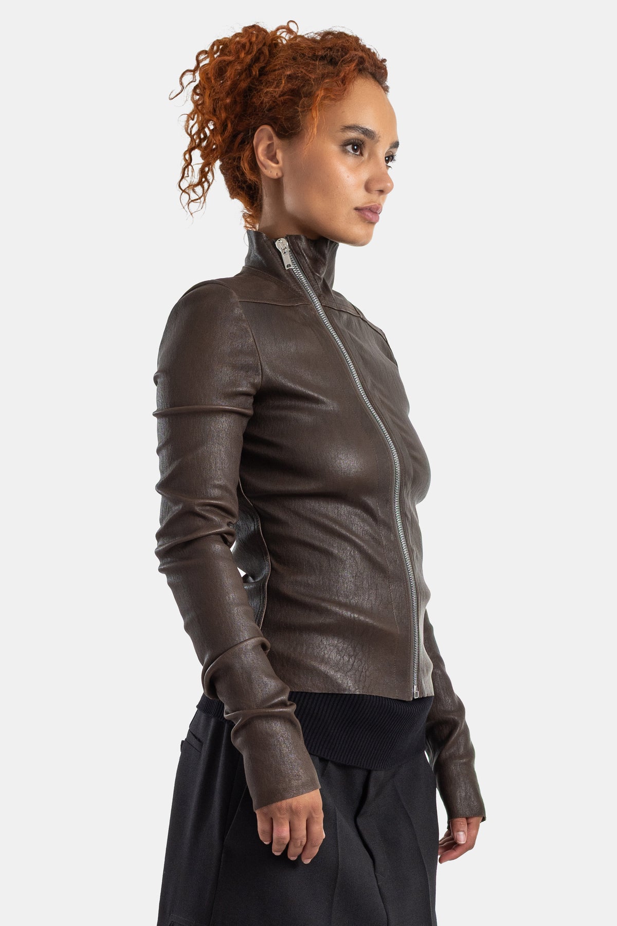 Rick Owens veste cuir marron femme profil trois quarts manches longues zippées bande côtelée noire en bas