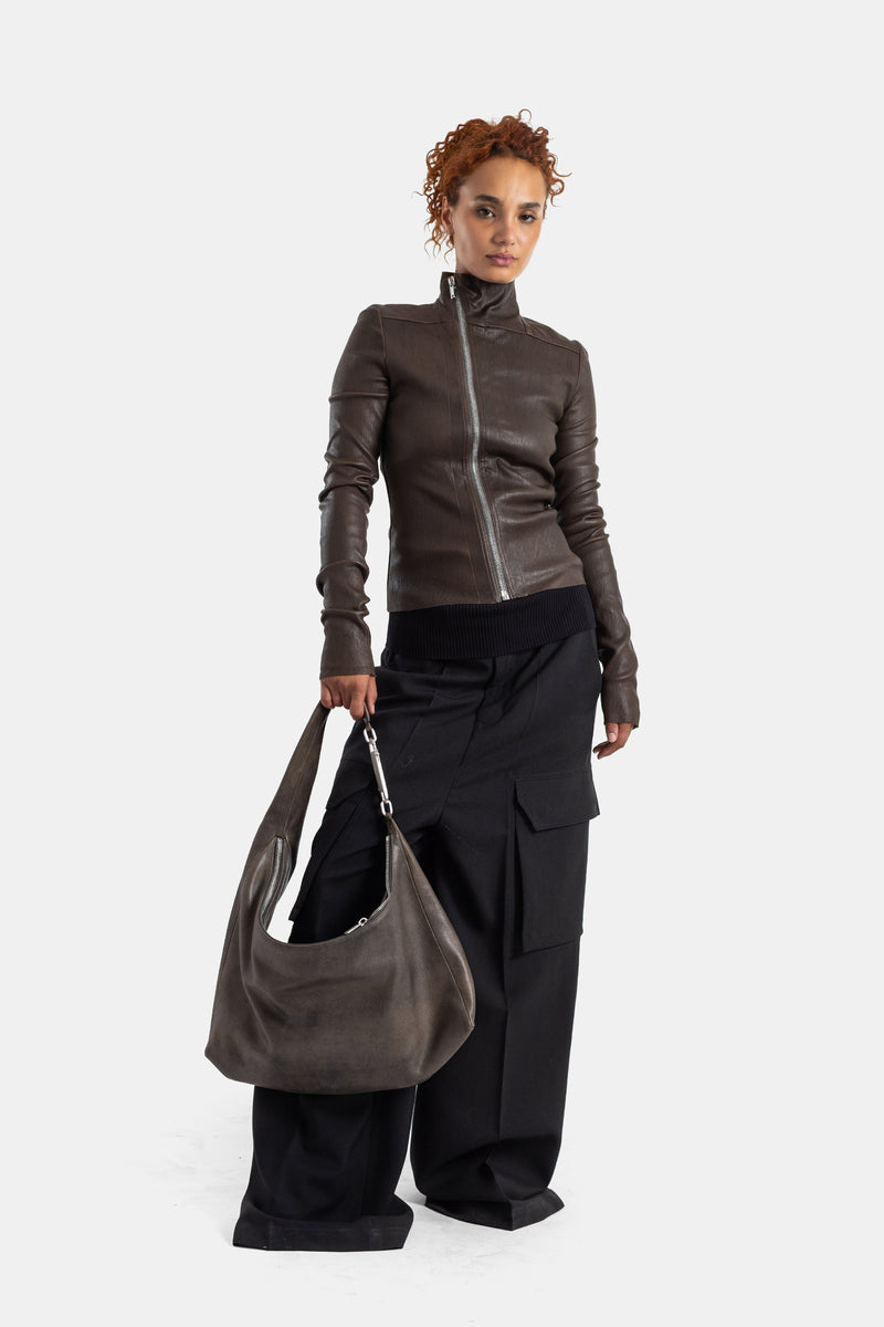Giacca Gary Rick Owens in pelle marrone look silhouette strutturata borsa hobo pantalone cargo donna