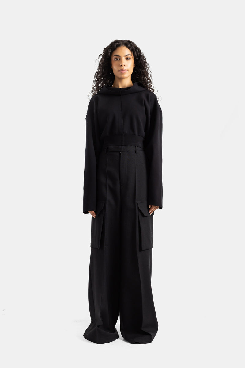 Kurzer schwarzer Rick Owens Damen-Hoodie kombiniert mit weiter Cargo-Hose, monochrome Frontalansicht.