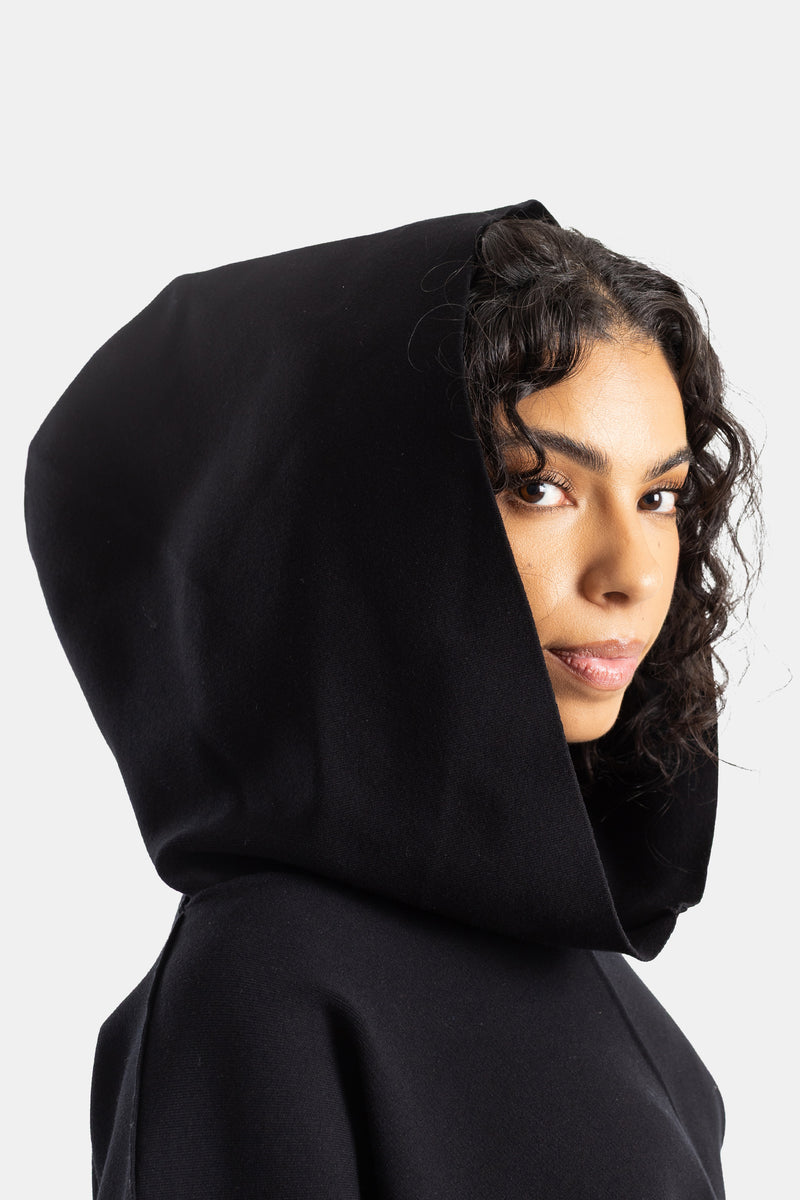 Schwarzer Rick Owens Damen-Hoodie in Dreiviertelansicht, die Kapuze rahmt das Gesicht ein, strukturierter Strick.