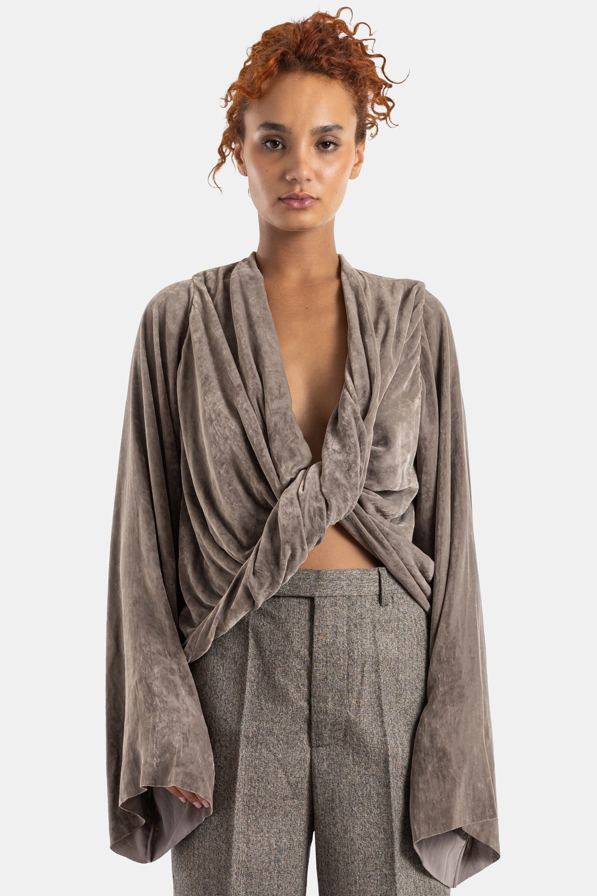 Top Twist drapeado de Rick Owens com decote acentuado e mangas amplas e fluídas em veludo taupe macio.