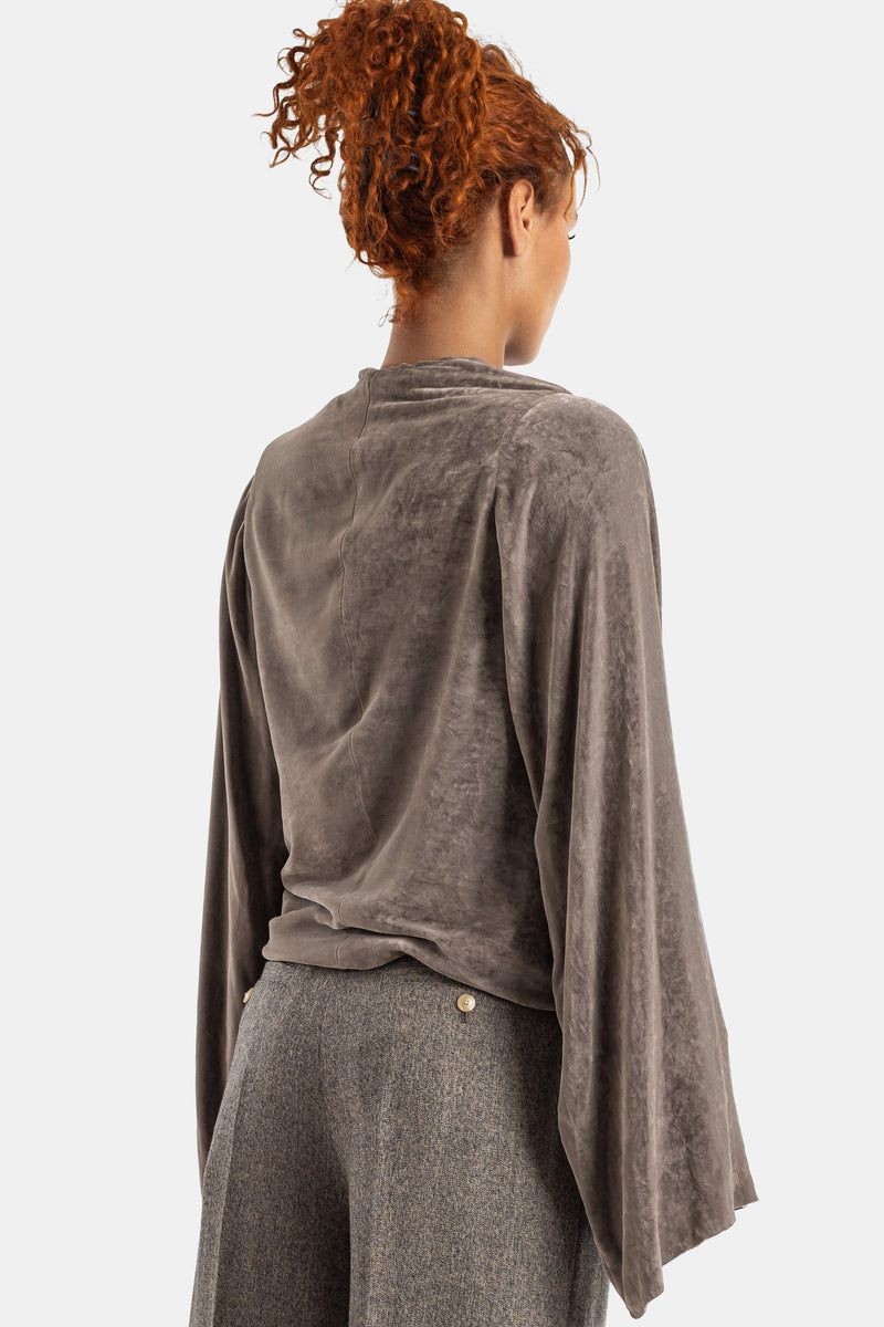 Vista traseira do top de veludo taupe Rick Owens com costas drapeadas assimétricas e mangas longas evasé.