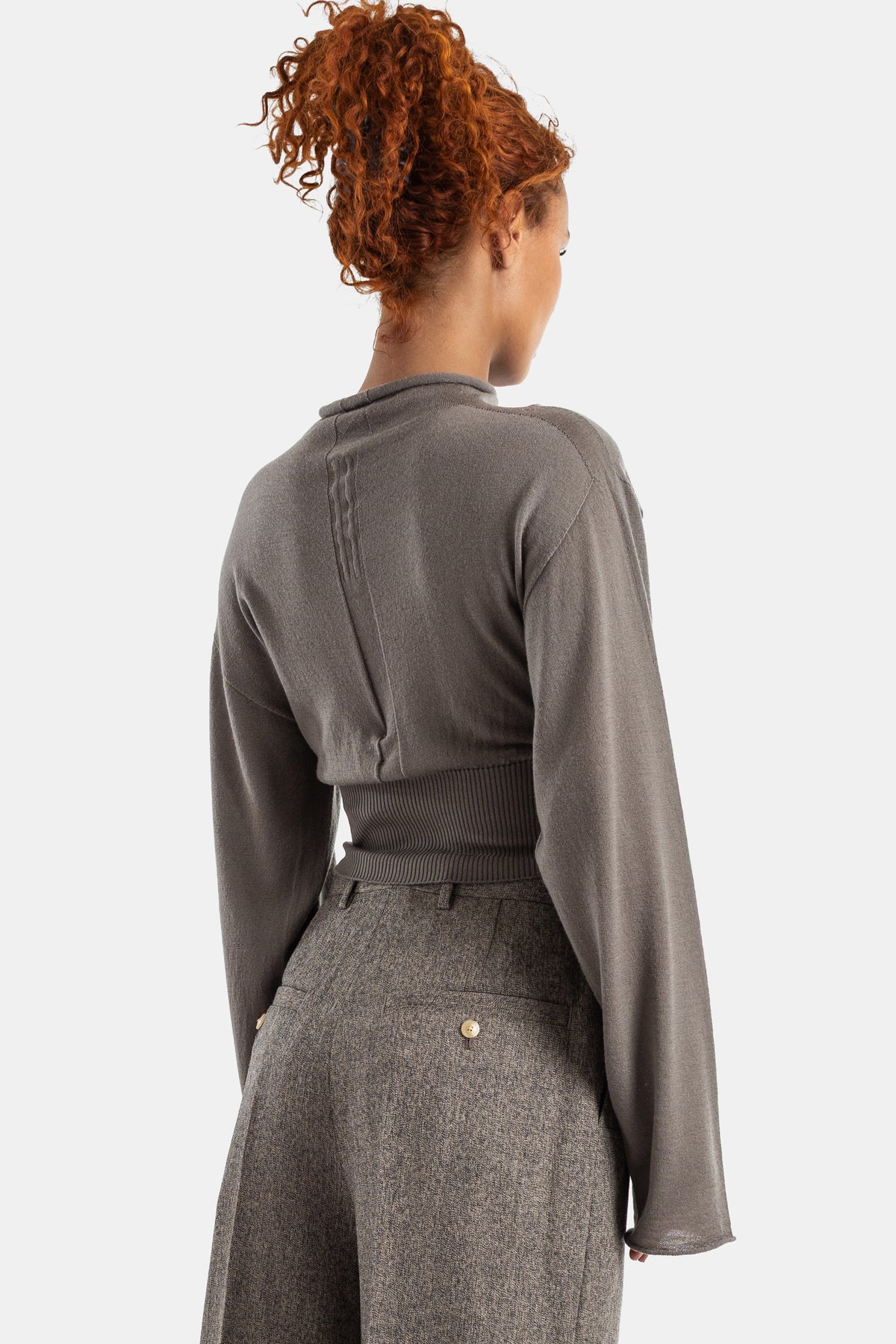 Rick Owens top crop maille taupe dos couture centrale nervurée ceinture côtelée cheveux roux femme