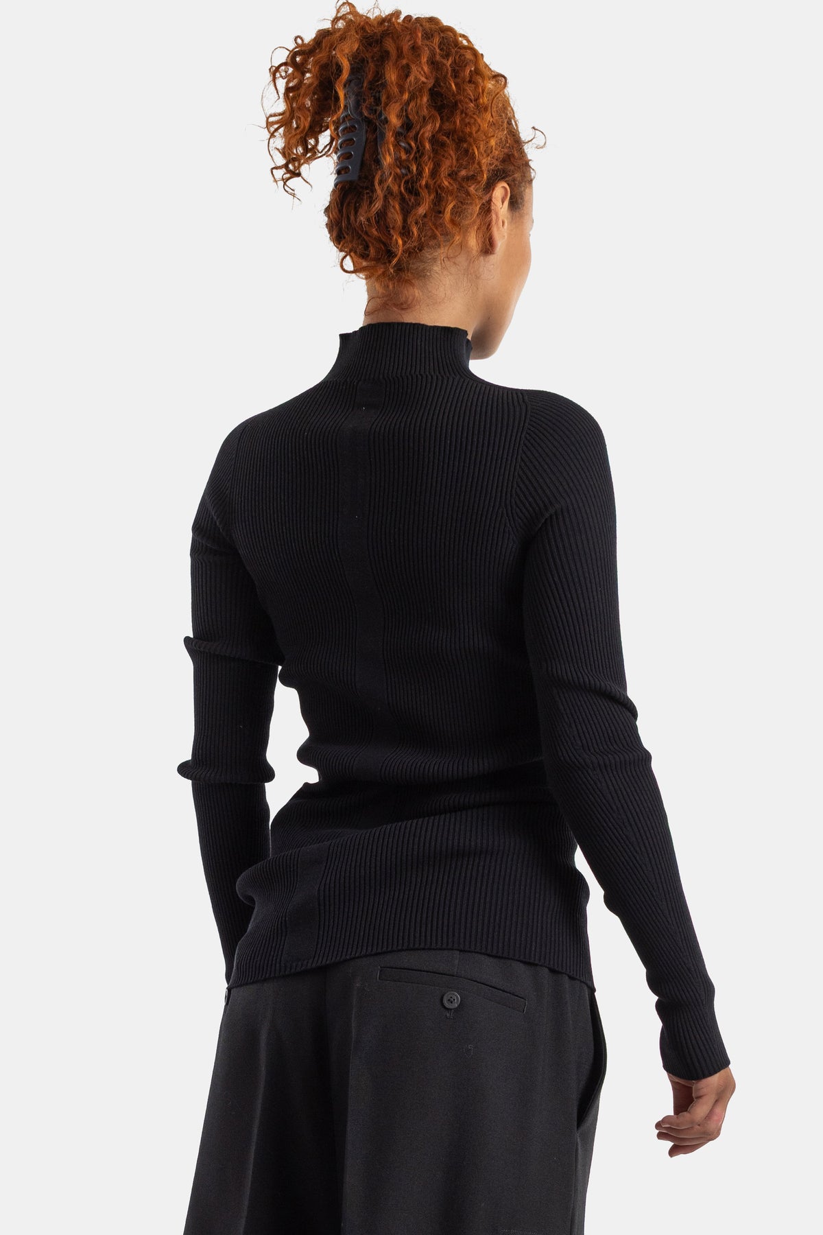Rick Owens pull côtelé noir dos col montant nervuré cheveux auburn attachés pantalon gris anthracite femme