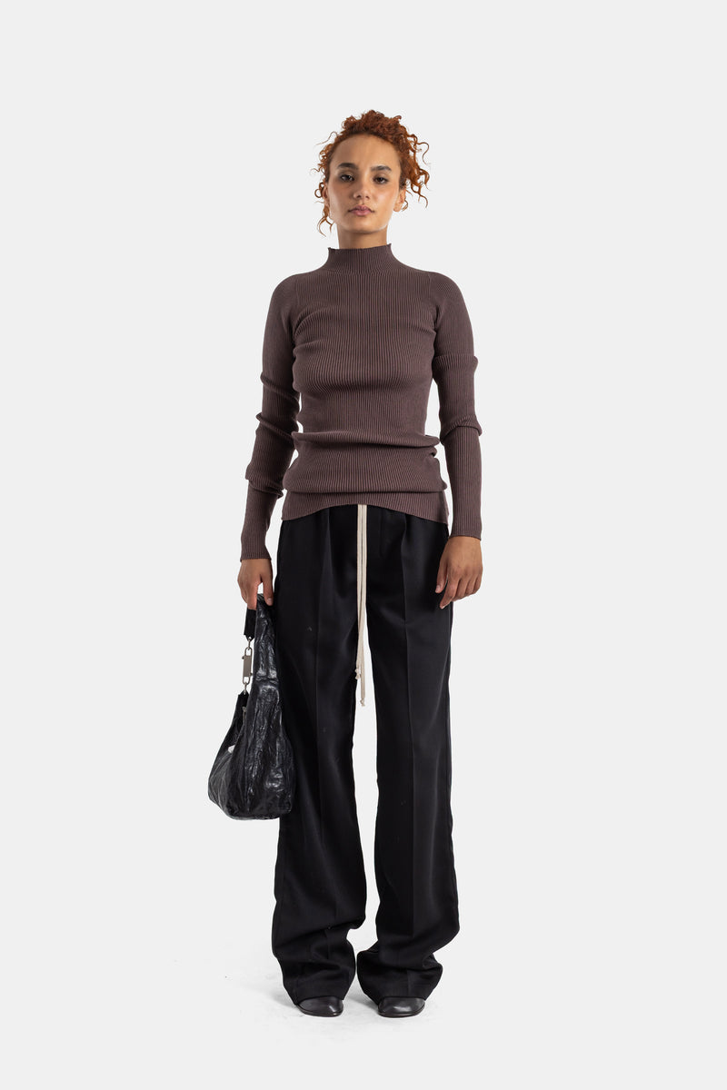 Total look Rick Owens donna con pullover marrone a coste pantalone largo nero e borsa in pelle stropicciata