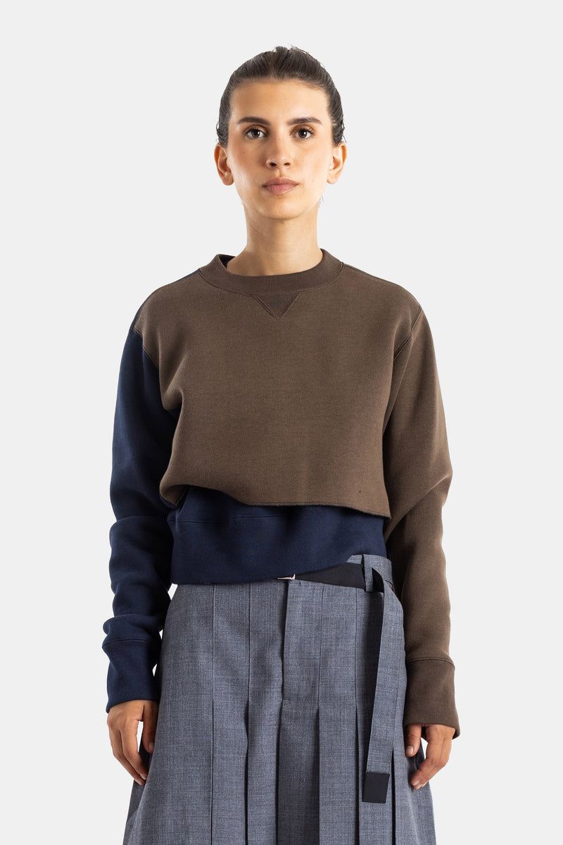Sacai pull bicolore Sponge Sweat cropped superposé marron tabac et navy, col rond, manches longues