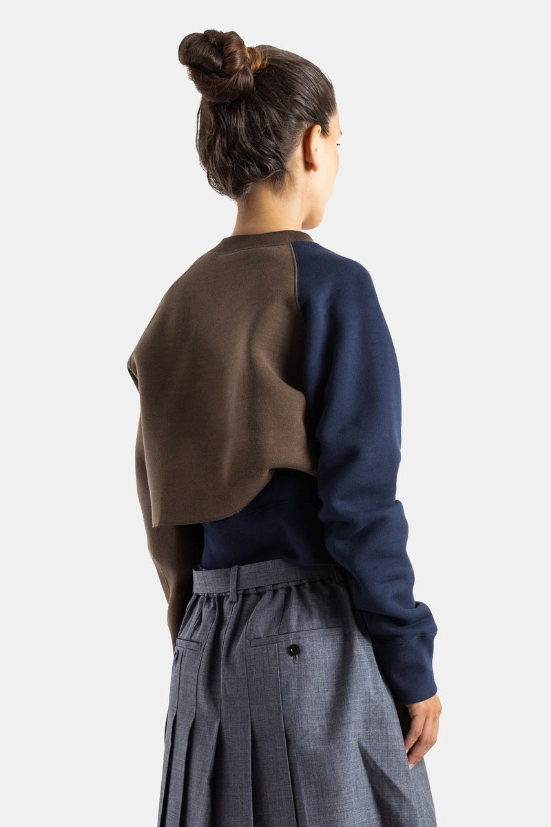Sacai pull femme dos, panneau dorsal marron structuré contrastant avec manches navy, découpe asymétrique caractéristique