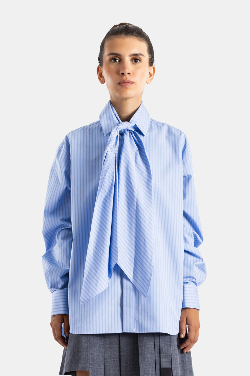 Sacai chemise poplin rayée oversize bleu ciel avec cravate nouée au col et manches longues