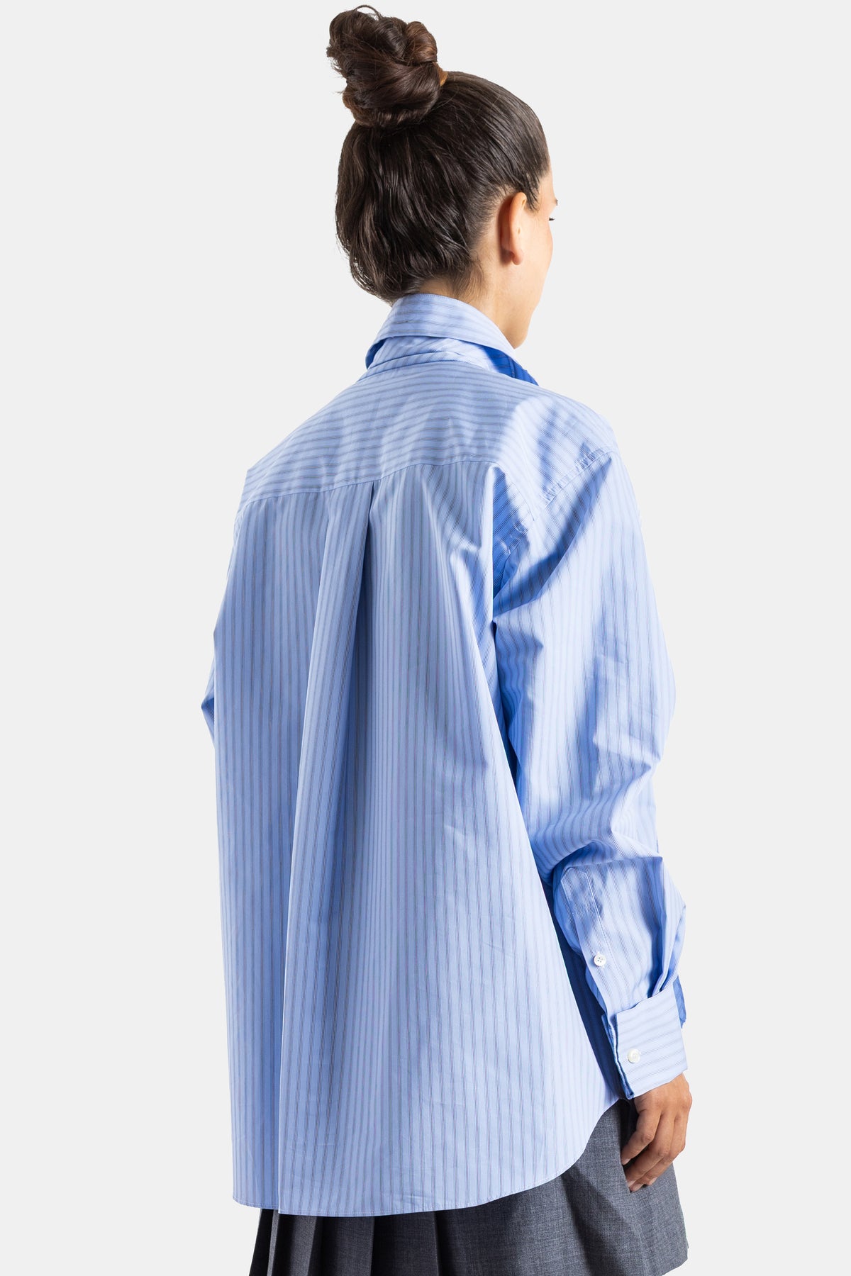 Sacai chemise poplin rayée bleue dos plissé centré et poignets boutonnés blancs, vue arrière trois quarts