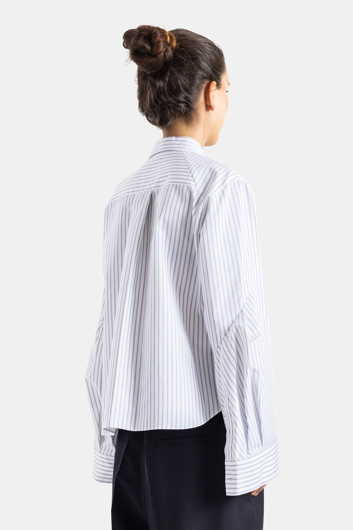 Sacai chemise popeline rayée dos vue arrière construction géométrique coutures diagonales femme