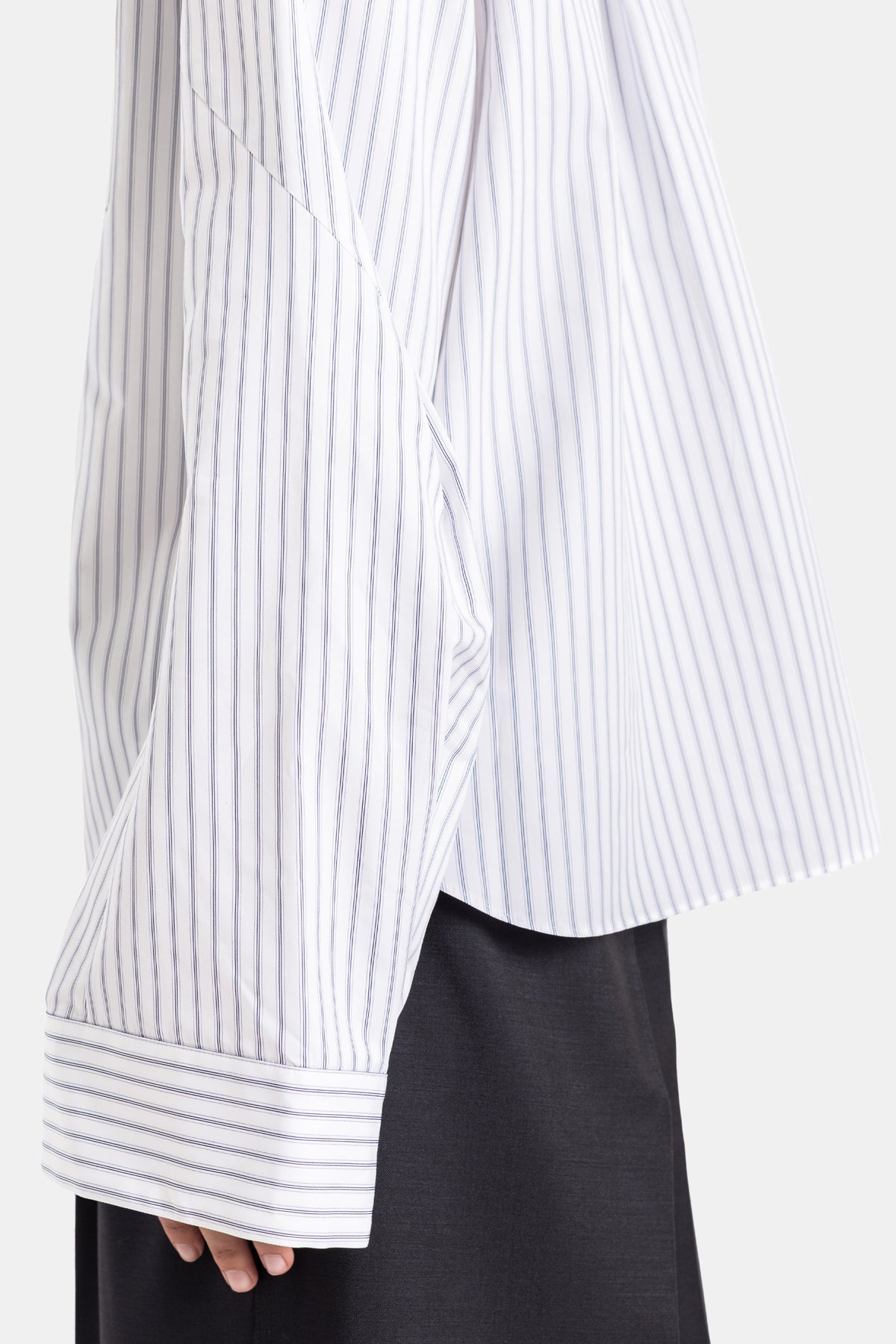 Sacai chemise popeline rayée détail poignet manchette structurée fente latérale bas chemise superposé jupe satin noir