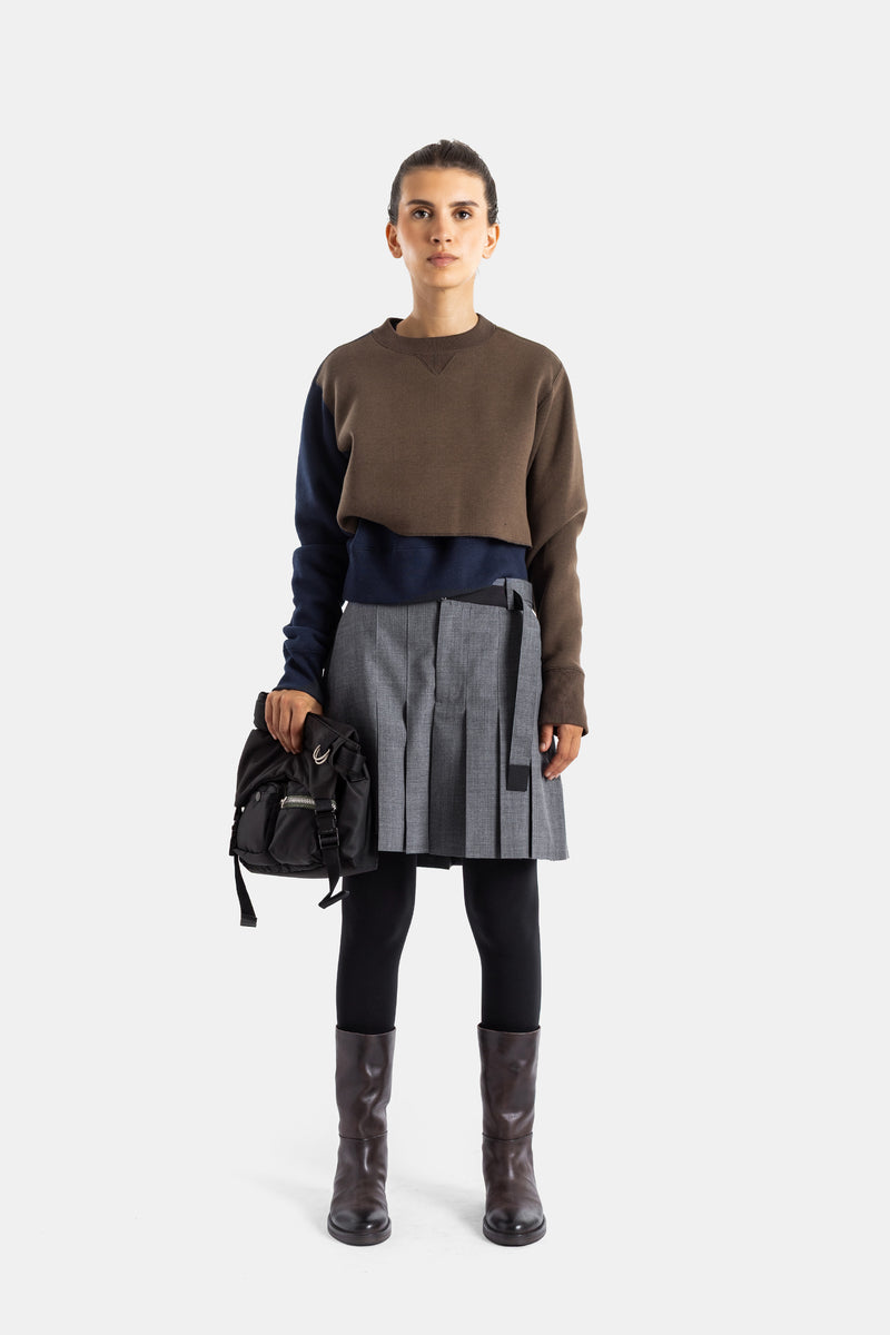 Sacai short-jupe plissé laine grise femme, look layering avec sweatshirt bicolore et sac bandoulière noir