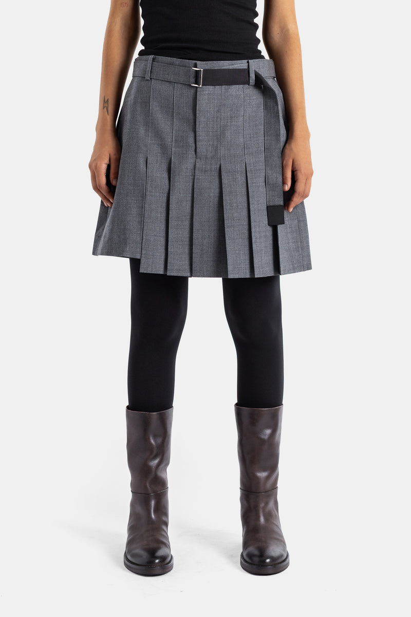 Sacai short-jupe plissé en laine grise avec ceinture grosgrain noir et boucle métal, coupe structurée