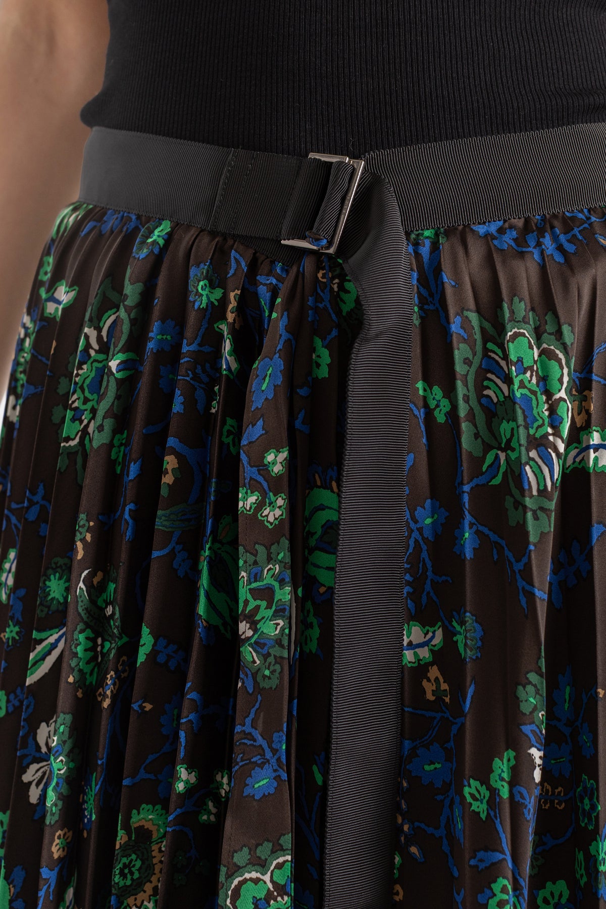 Sacai jupe plissée florale, détail ceinture gros-grain noire avec boucle métallique argentée, tissu satiné marron