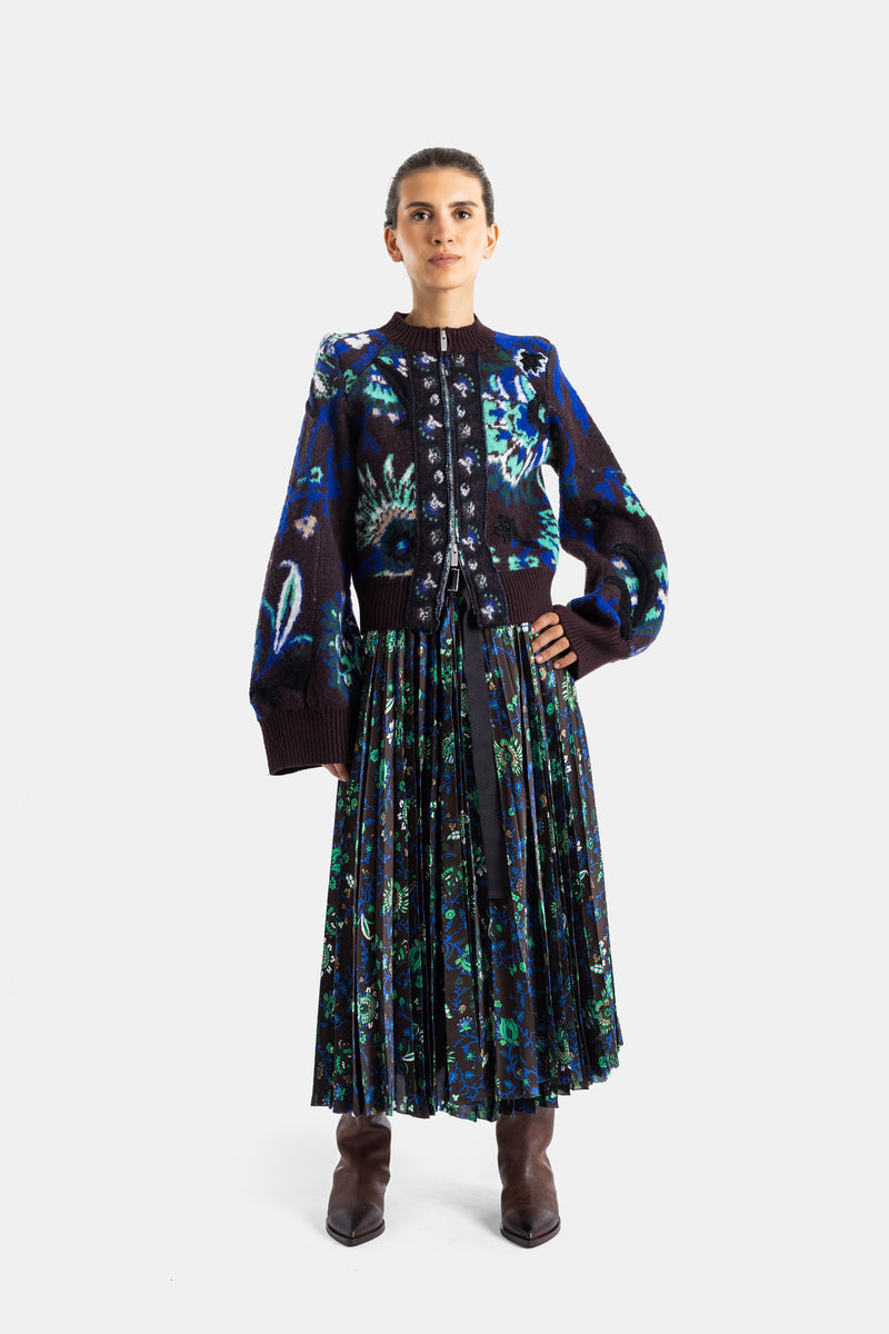 Sacai jupe plissée mi-longue portée avec bomber jacquard floral, silhouette complète vue de face