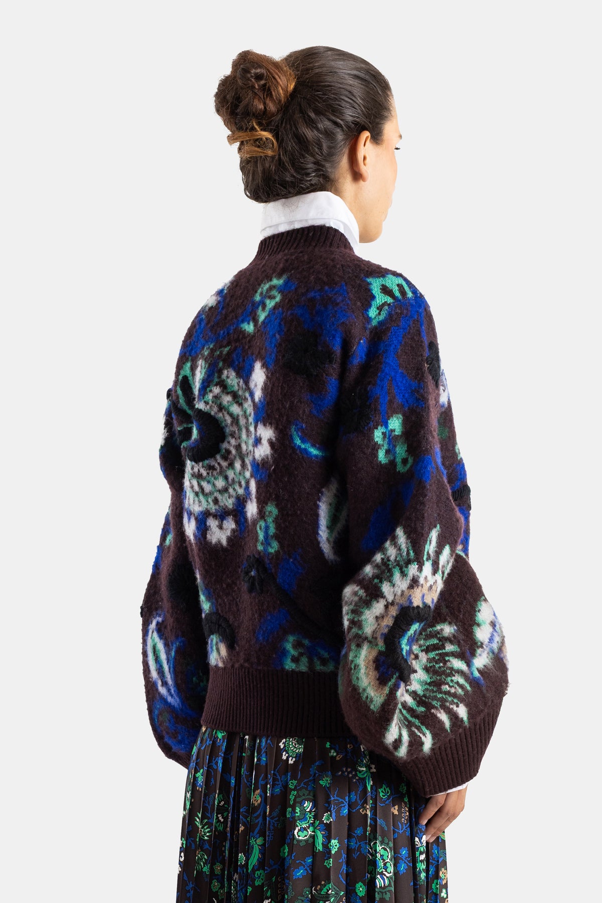 Pull en maille jacquard fleurs et paon marron
