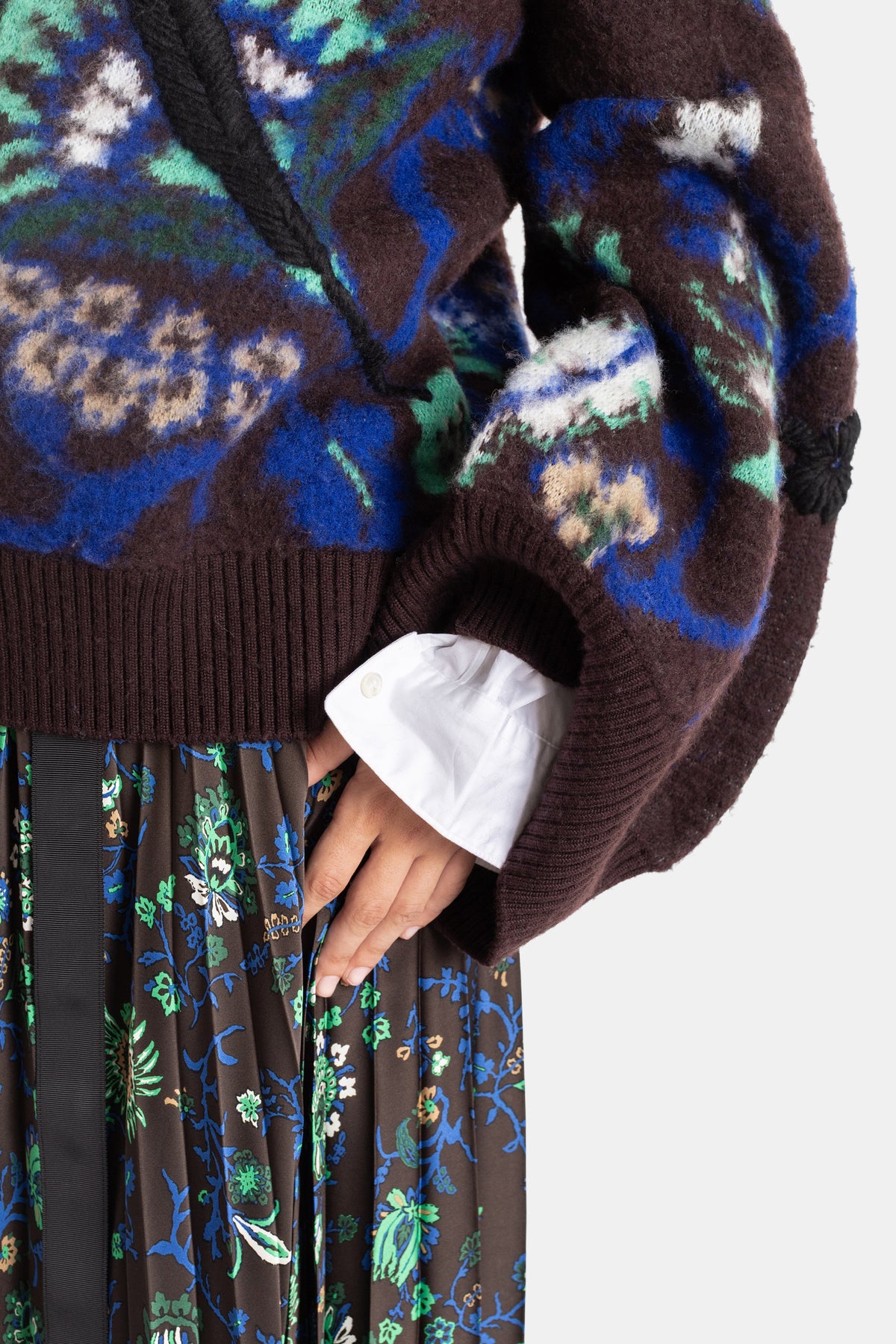 Pull en maille jacquard fleurs et paon marron