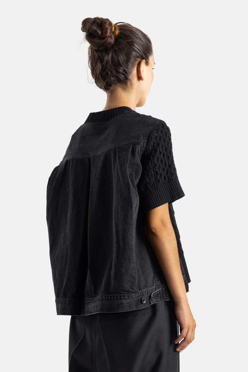 Sacai pull hybride dos denim noir avec empiècements maille torsadée et chignon femme vue arrière