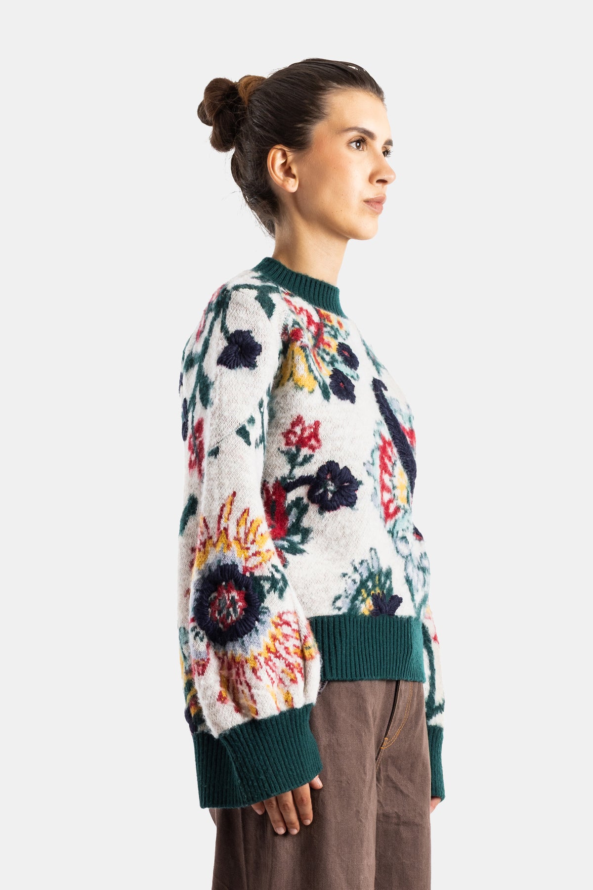 Sacai pull en maille jacquard vue de profil, bordures côtelées vertes et imprimé floral multicolore sur fond ivoire
