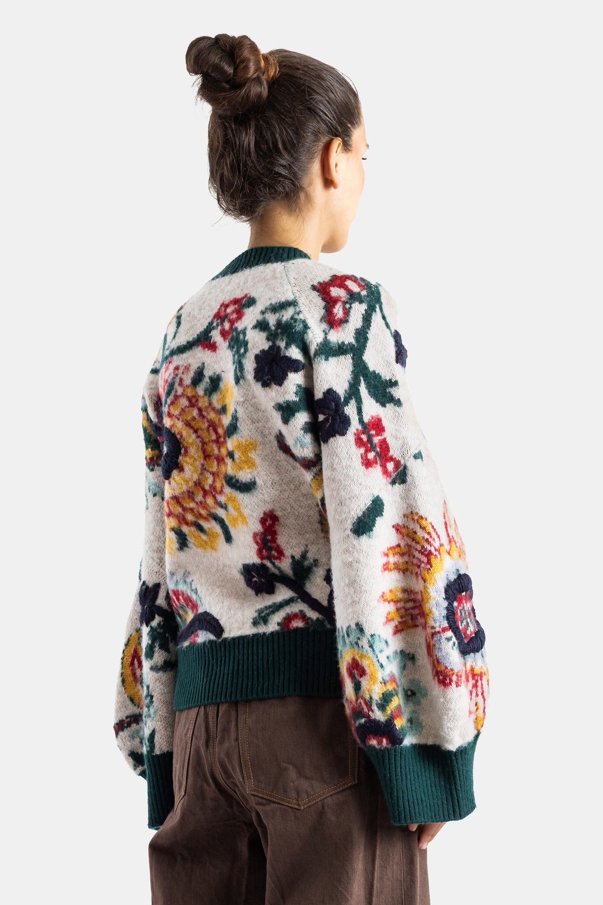 Sacai pull jacquard dos, chignon haut, textures laine floues aux teintes rouge jaune et marine sur base ivoire