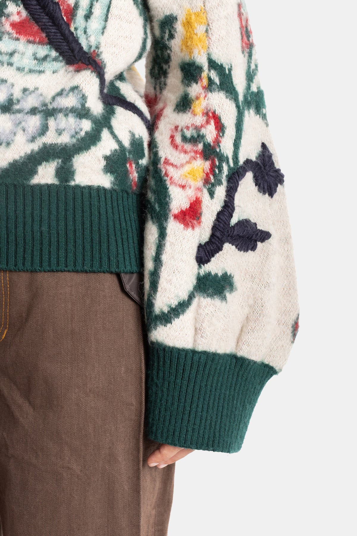 Sacai pull jacquard zoom manchette, revers côtelé vert bouteille et broderies marines sur lainage ivoire fleuri
