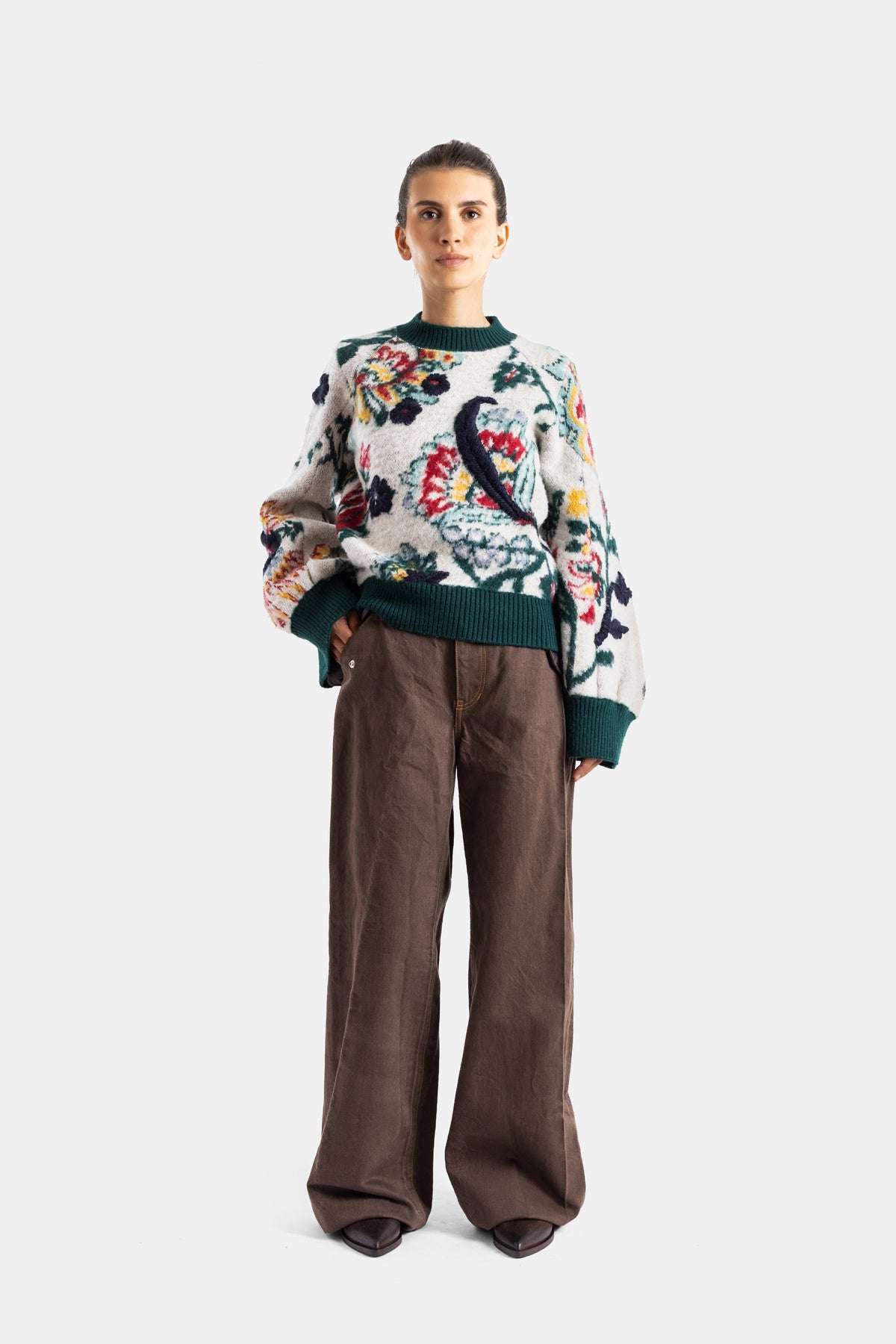 Sacai pull jacquard porté face entière, silhouette oversize coupe décontractée sur pantalon large marron