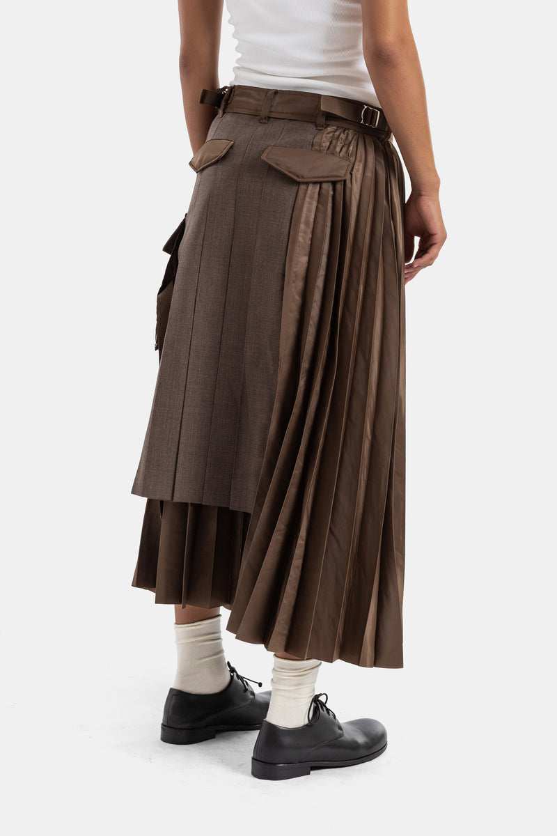 Saia híbrida plissada castanha Sacai vista de costas, com bolsos cargo contrastantes e cinto com fivela de metal