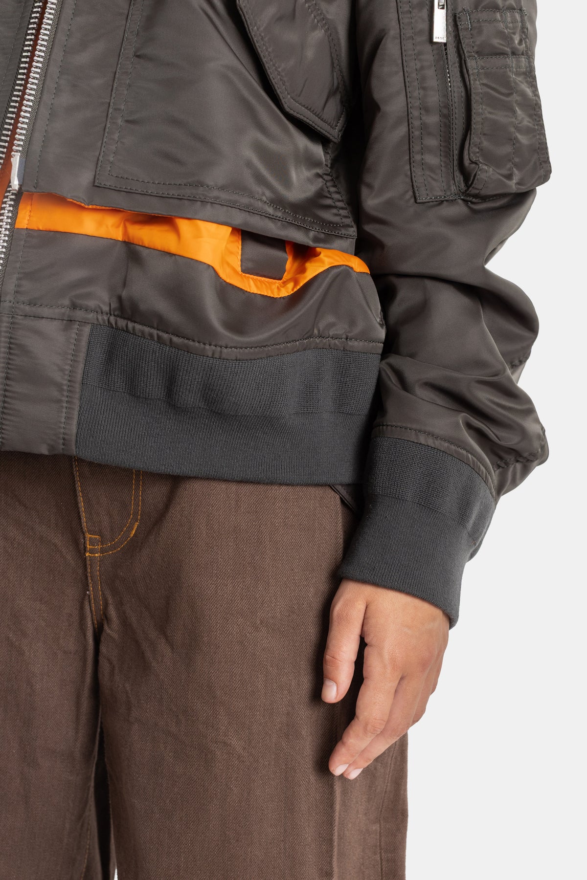 Sacai blouson nylon twill détail poche latérale liseré orange bord-côte gris poignet femme