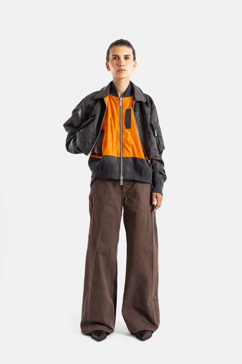 Sacai blouson hybride porté ouvert vue de face large pantalon marron oversize et doublure orange visible