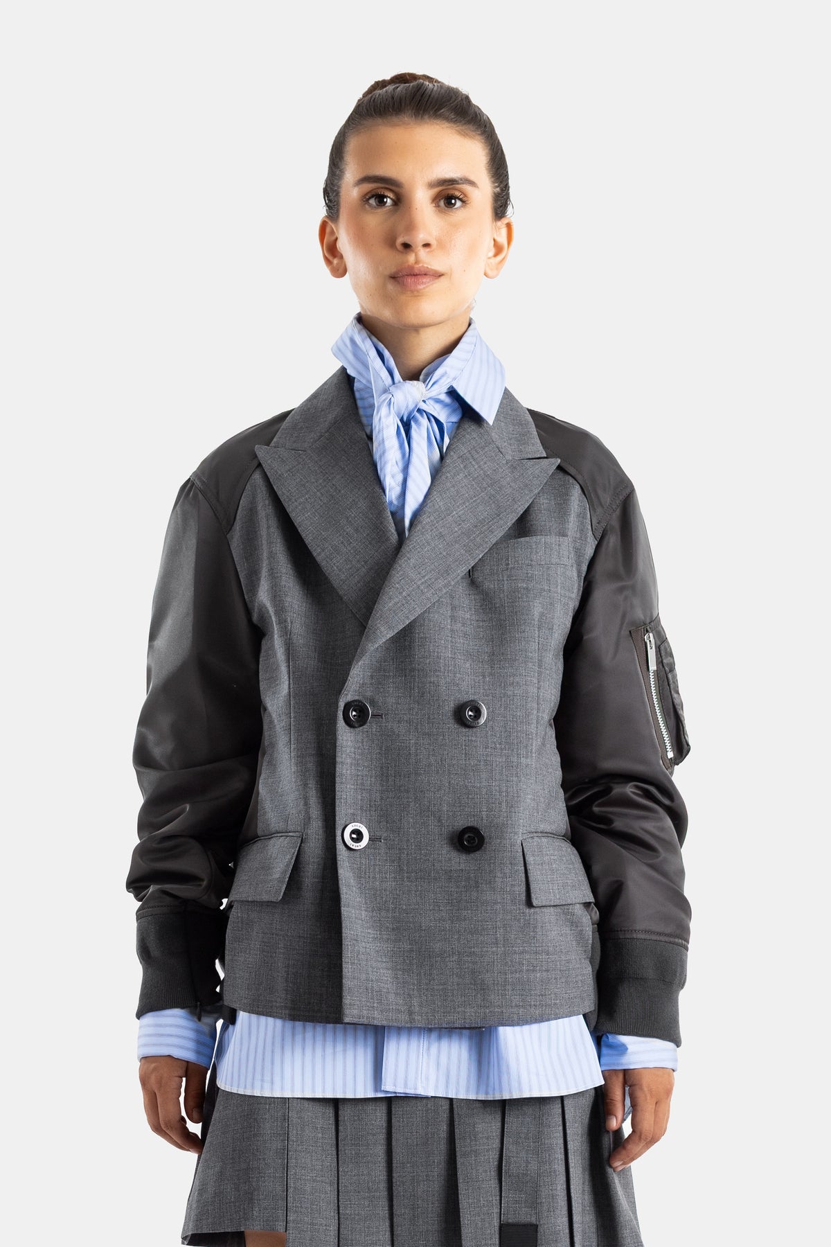 Sacai veste hybride croisée lainage gris et manches bomber nylon noir coupe courte femme