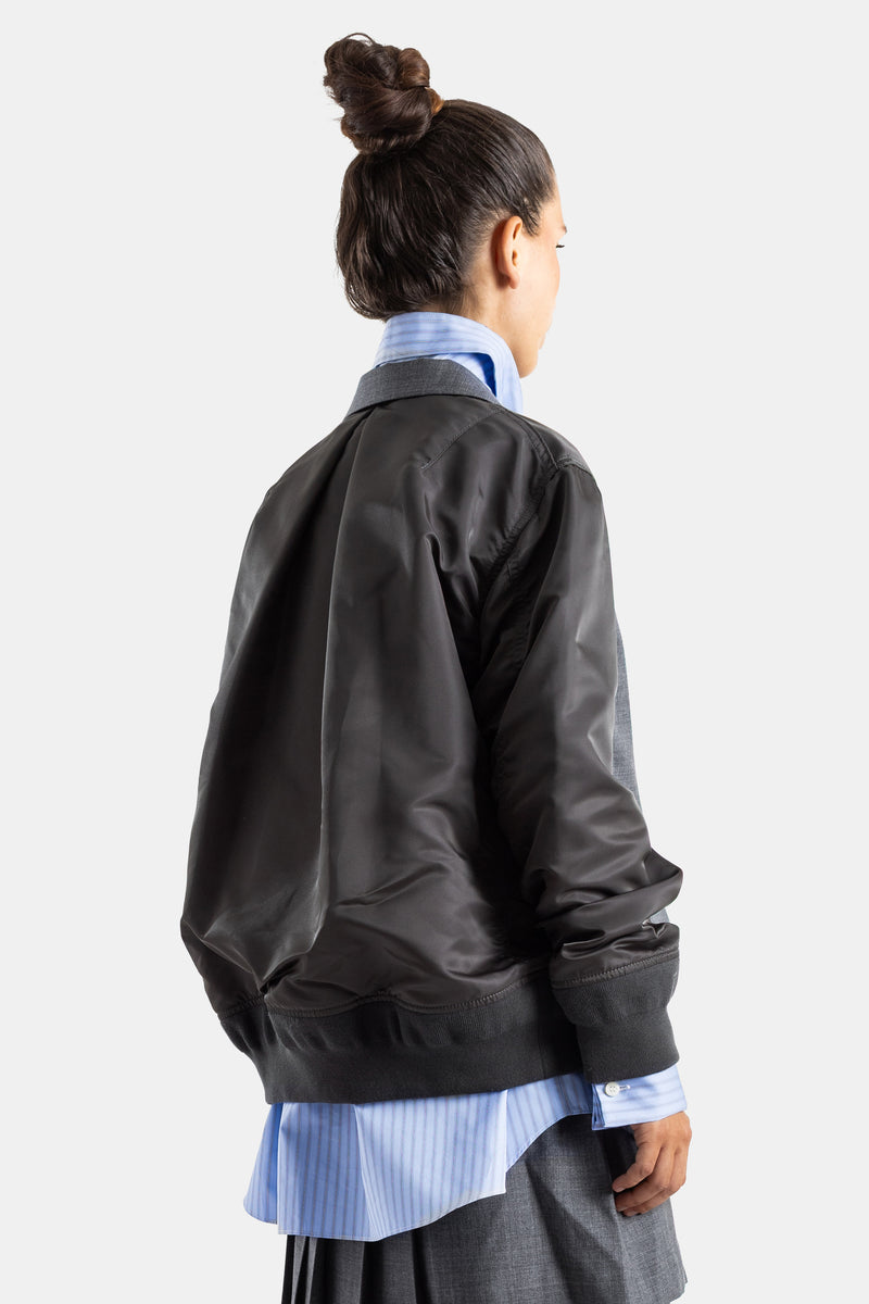 Sacai veste bomber hybride dos nylon noir chemise rayée bleue dessous coupe oversize vue arrière femme