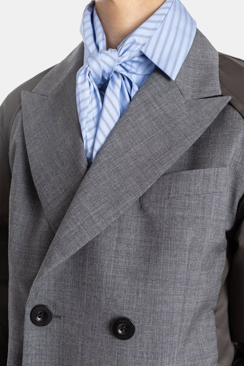 Sacai veste croisée lainage gris revers peak avec foulard rayé bleu noué au col détail buste femme