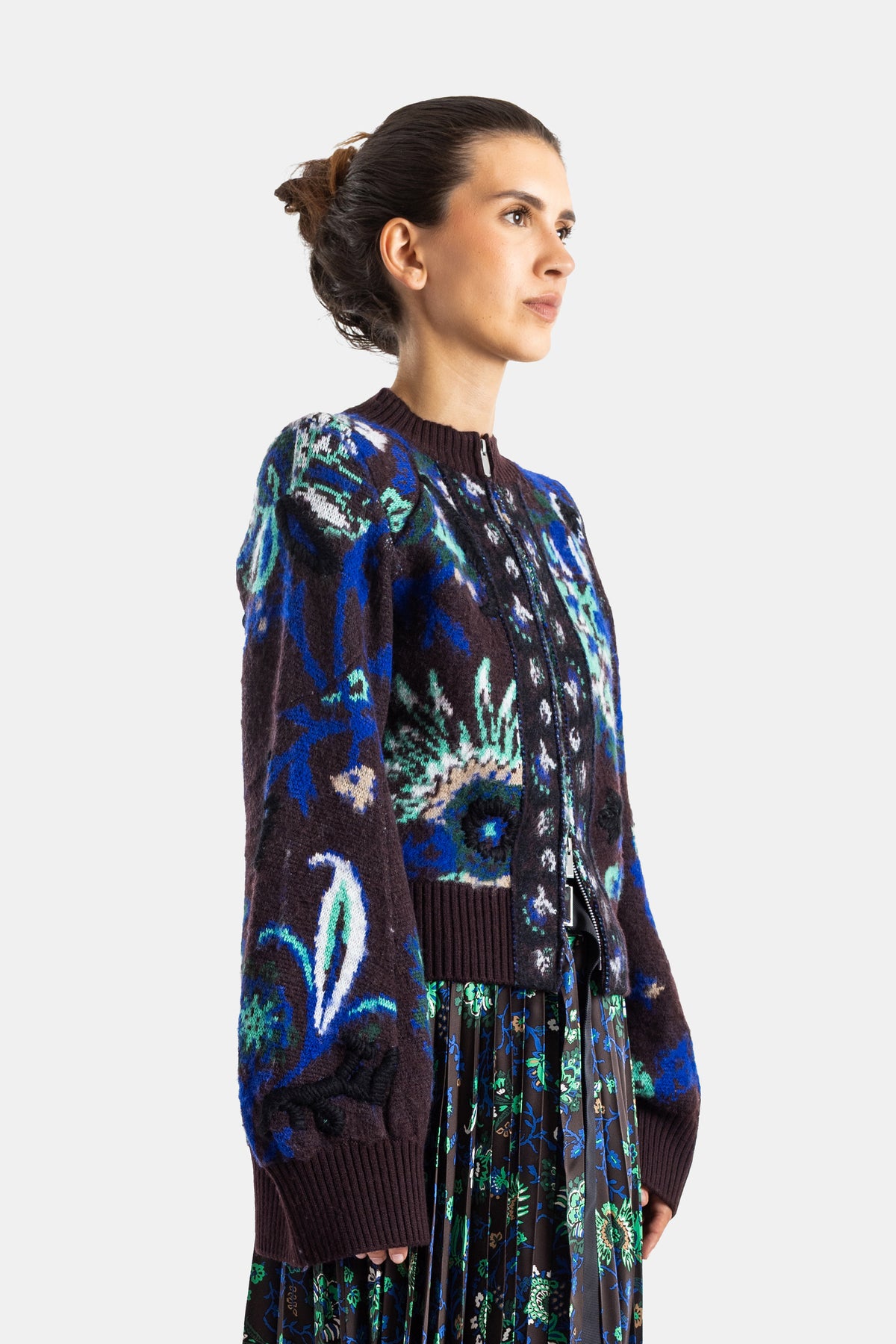 Sacai cardigan jacquard fleuri zippé, vue de profil, motifs botaniques bleu et marron, jupe plissée assortie