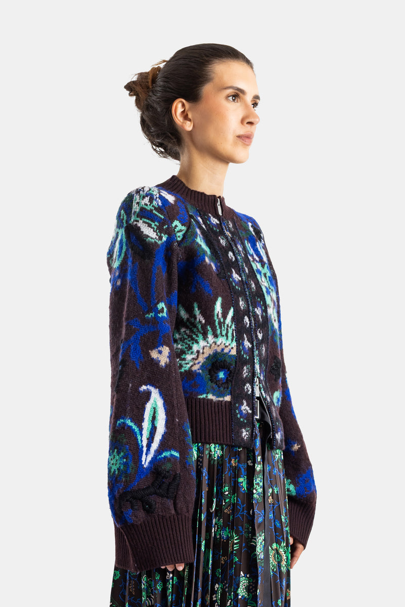 Sacai cardigan jacquard fleuri zippé, vue de profil, motifs botaniques bleu et marron, jupe plissée assortie