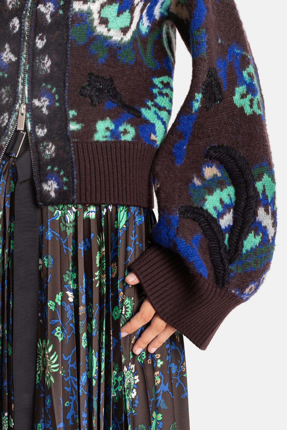 Sacai blouson jacquard floral, gros plan poignet côtelé marron et broderies cordées noires sur manche
