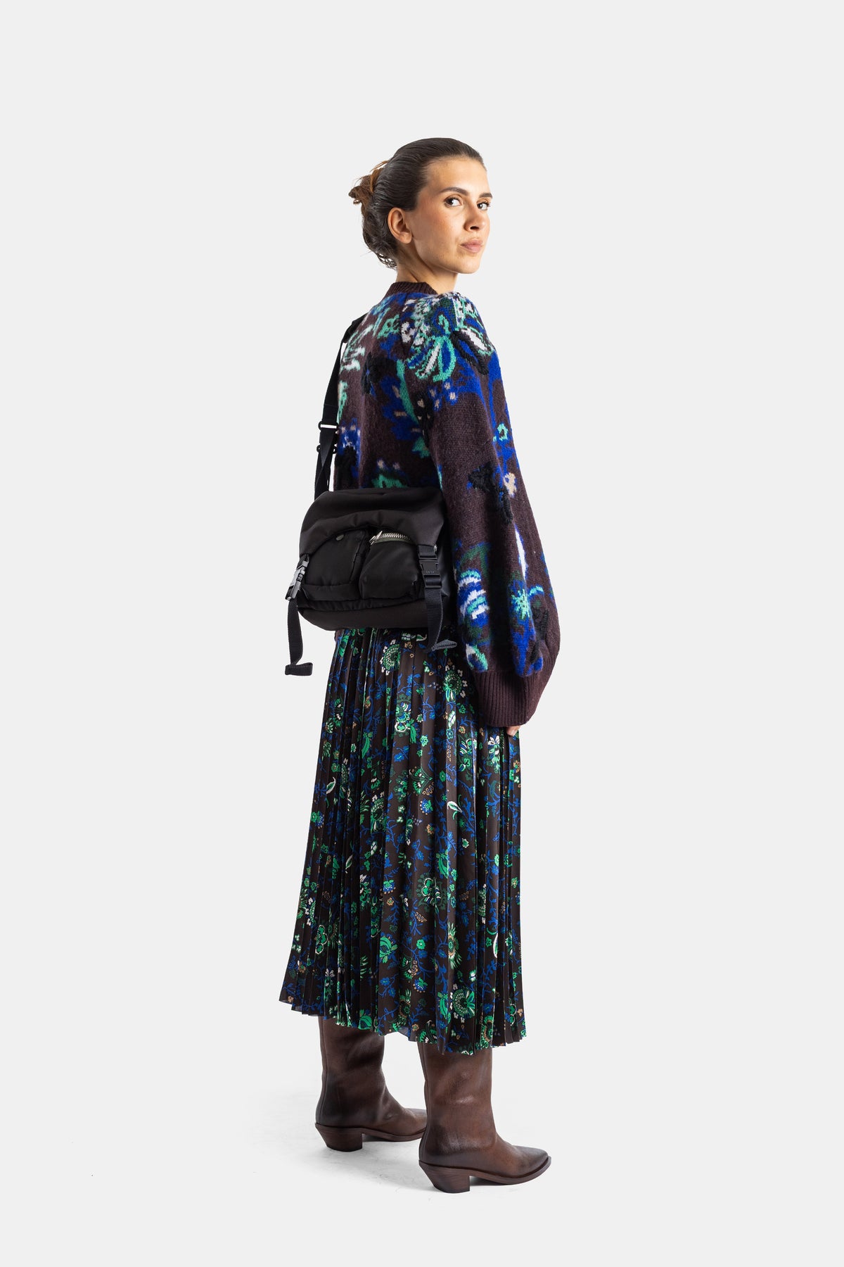 Sacai blouson jacquard fleuri silhouette trois quarts, sac bandoulière noir croisé, bottines cuir marron