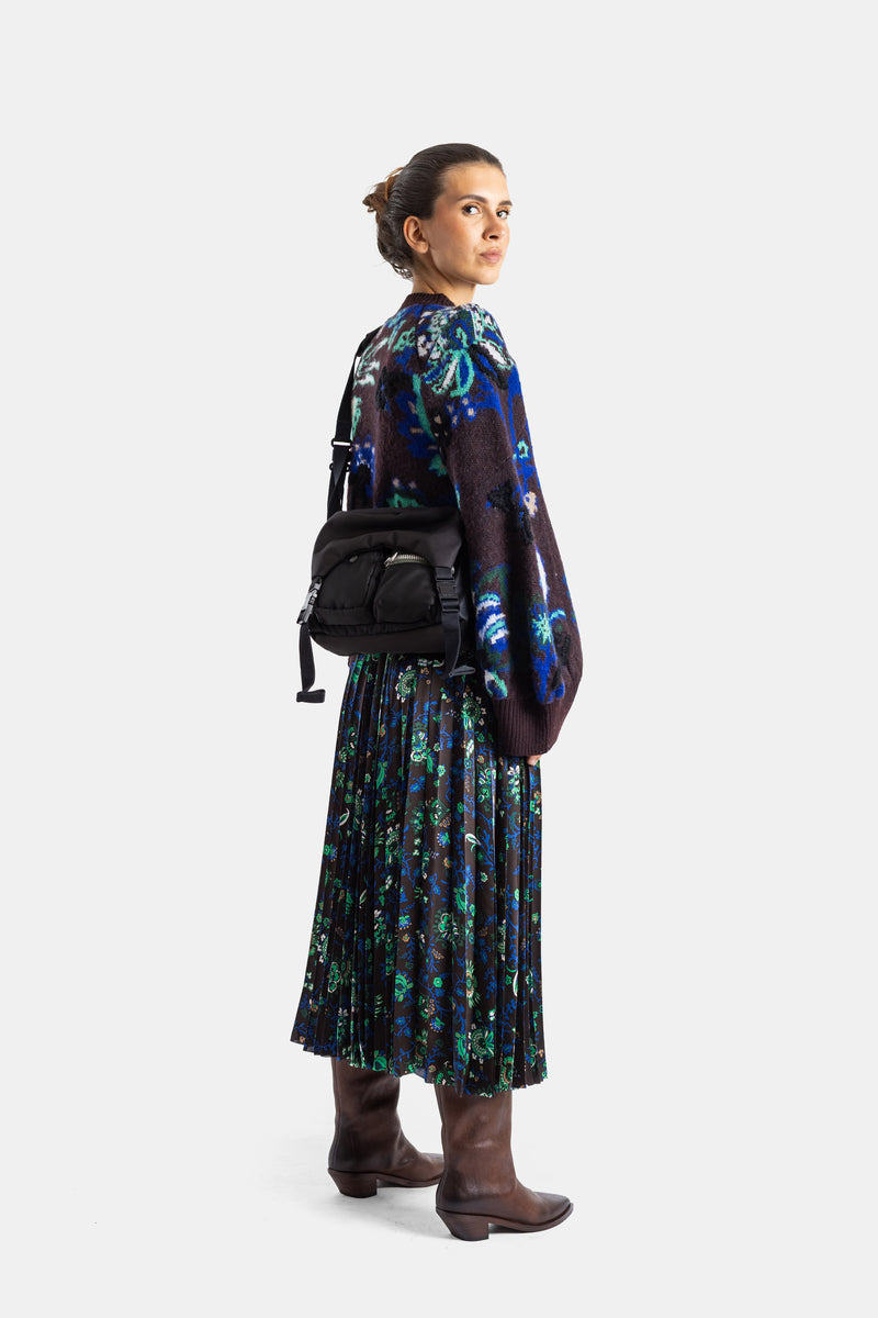 Sacai blouson jacquard fleuri silhouette trois quarts, sac bandoulière noir croisé, bottines cuir marron