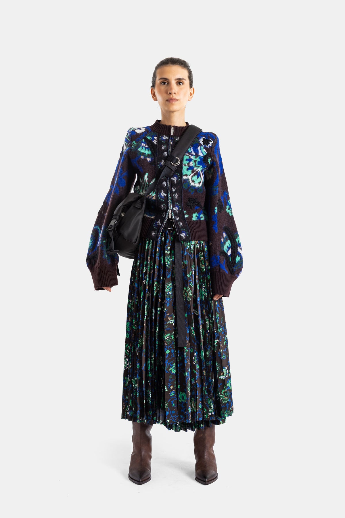 Sacai blouson jacquard floral porté face, look complet avec sac bandoulière noir et bottines marron